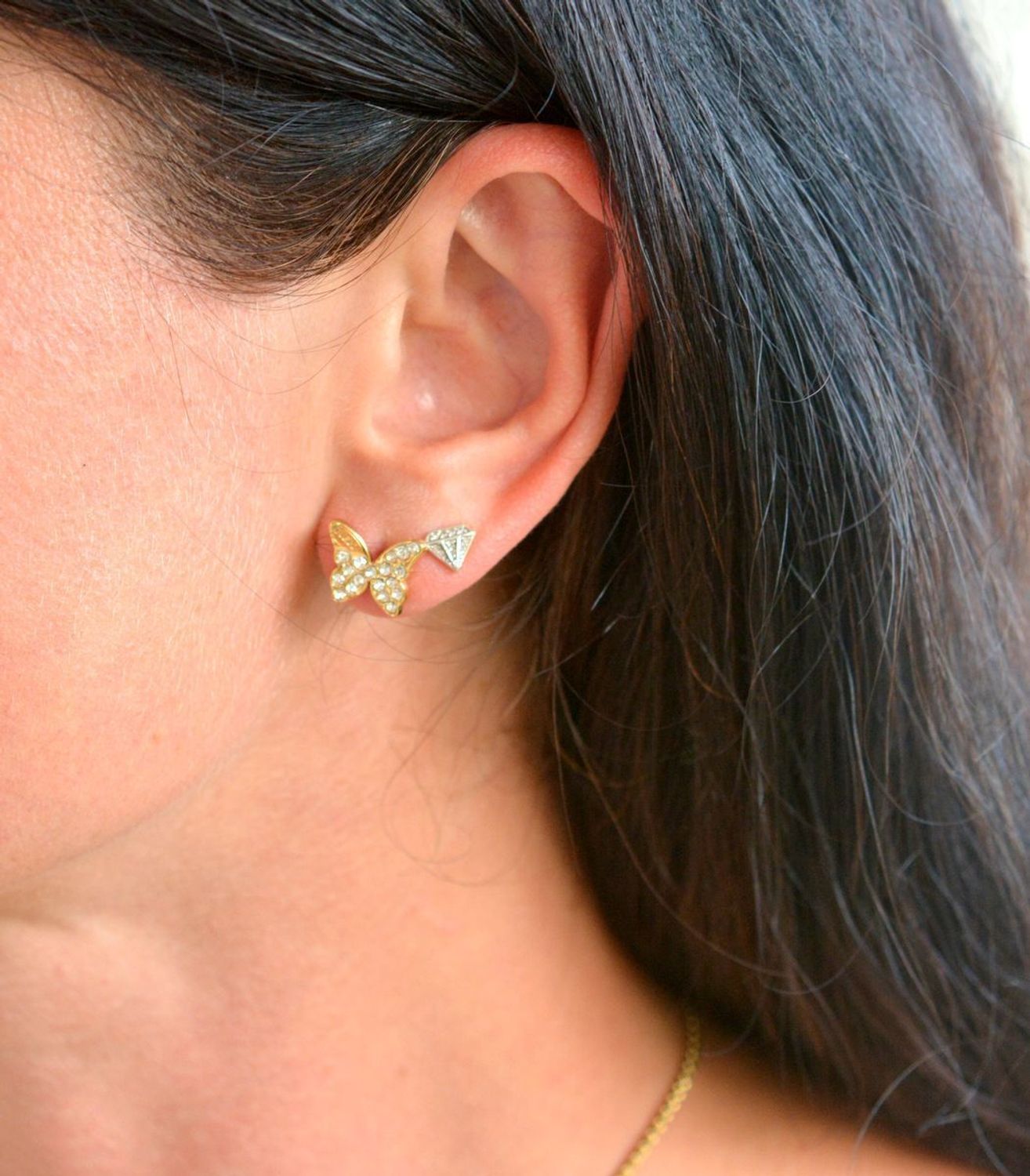 Złote kolczyki stalowe wkrętki motyle Guess JUBE04108JWYGT-U. Oryginalne kolczyku Guess. Kolczyki motylki. Kolczyki Guess na prezent. Damskie kolczyki ze stali w złotym kolorze..jpg