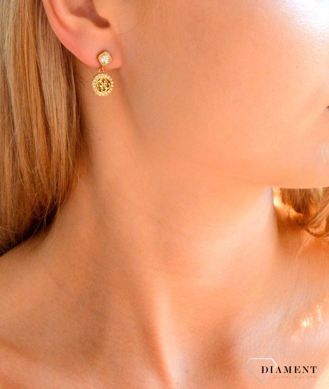 Złote kolczyki stalowe wiszące Guess JUBE04154JWYGT-U. Oryginalne kolczyku Guess. Kolczyki Guess na prezent. Damskie kolczyki ze stali w złotym kolorze. Guess kolczyki wiszące..jpg