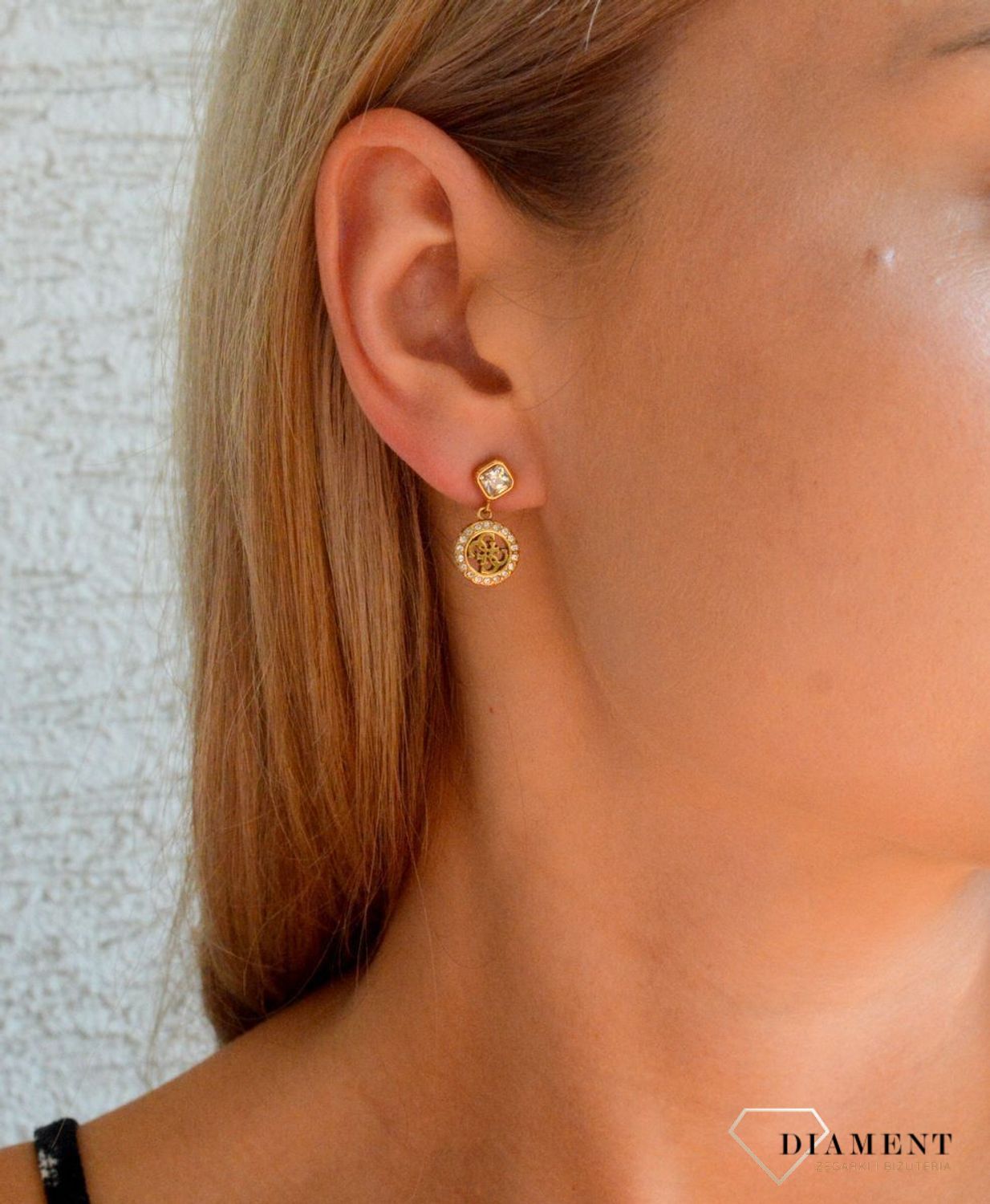 Złote kolczyki stalowe wiszące Guess JUBE04154JWYGT-U. Oryginalne kolczyku Guess. Kolczyki Guess na prezent. Damskie kolczyki ze stali w złotym kolorze. Guess kolczyki wiszące..jpg