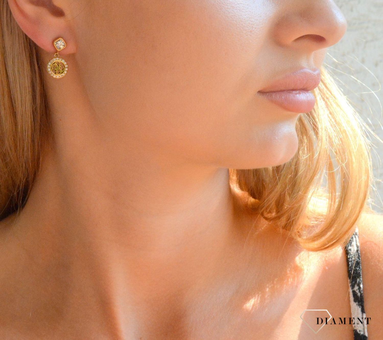 Złote kolczyki stalowe wiszące Guess JUBE04154JWYGT-U. Oryginalne kolczyku Guess. Kolczyki Guess na prezent. Damskie kolczyki ze stali w złotym kolorze. Guess kolczyki wiszące..jpg