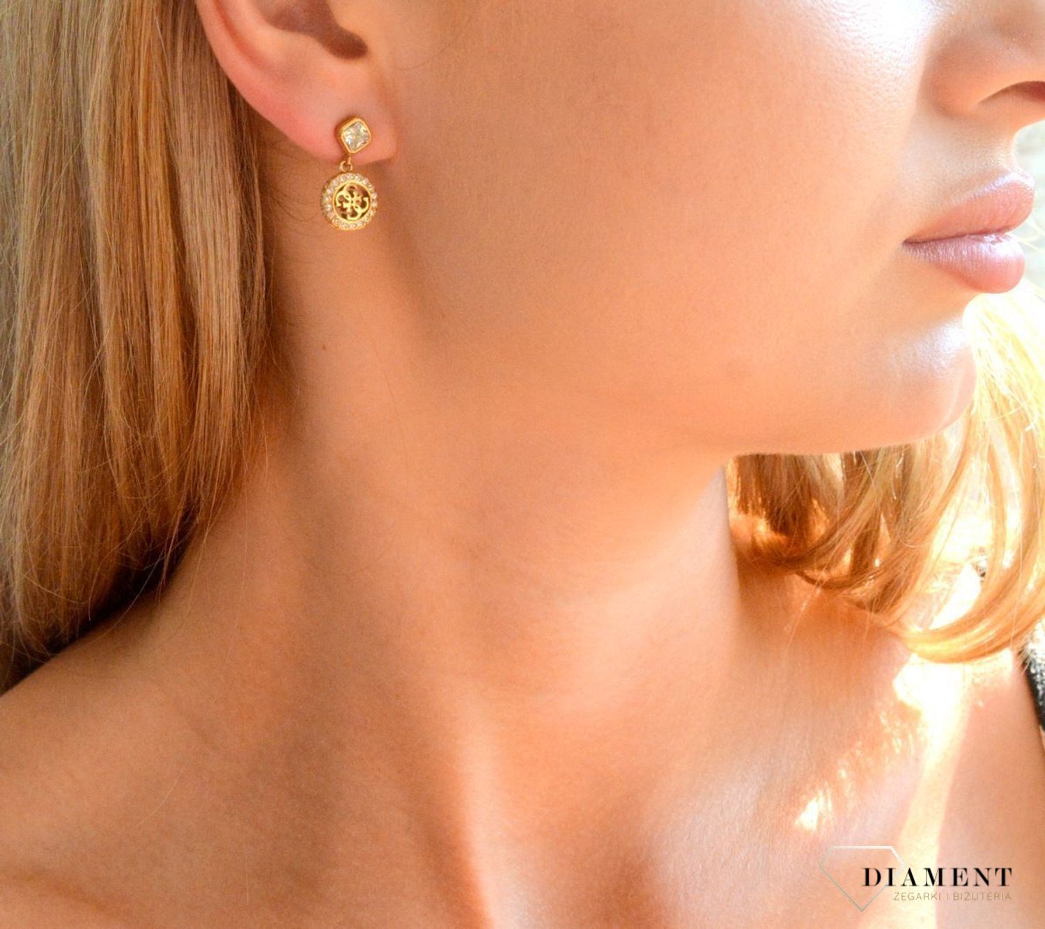 Złote kolczyki stalowe wiszące Guess JUBE04154JWYGT-U. Oryginalne kolczyku Guess. Kolczyki Guess na prezent. Damskie kolczyki ze stali w złotym kolorze. Guess kolczyki wiszące..jpg