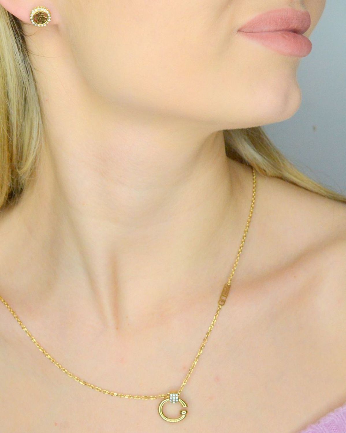 Kolczyki GUESS JUBE04164JWYGTU Damskie kolczyki marki Guess, model JUBE04164JWYGT, to niewielki, aczkolwiek zauważalny dodatek. 1.webp