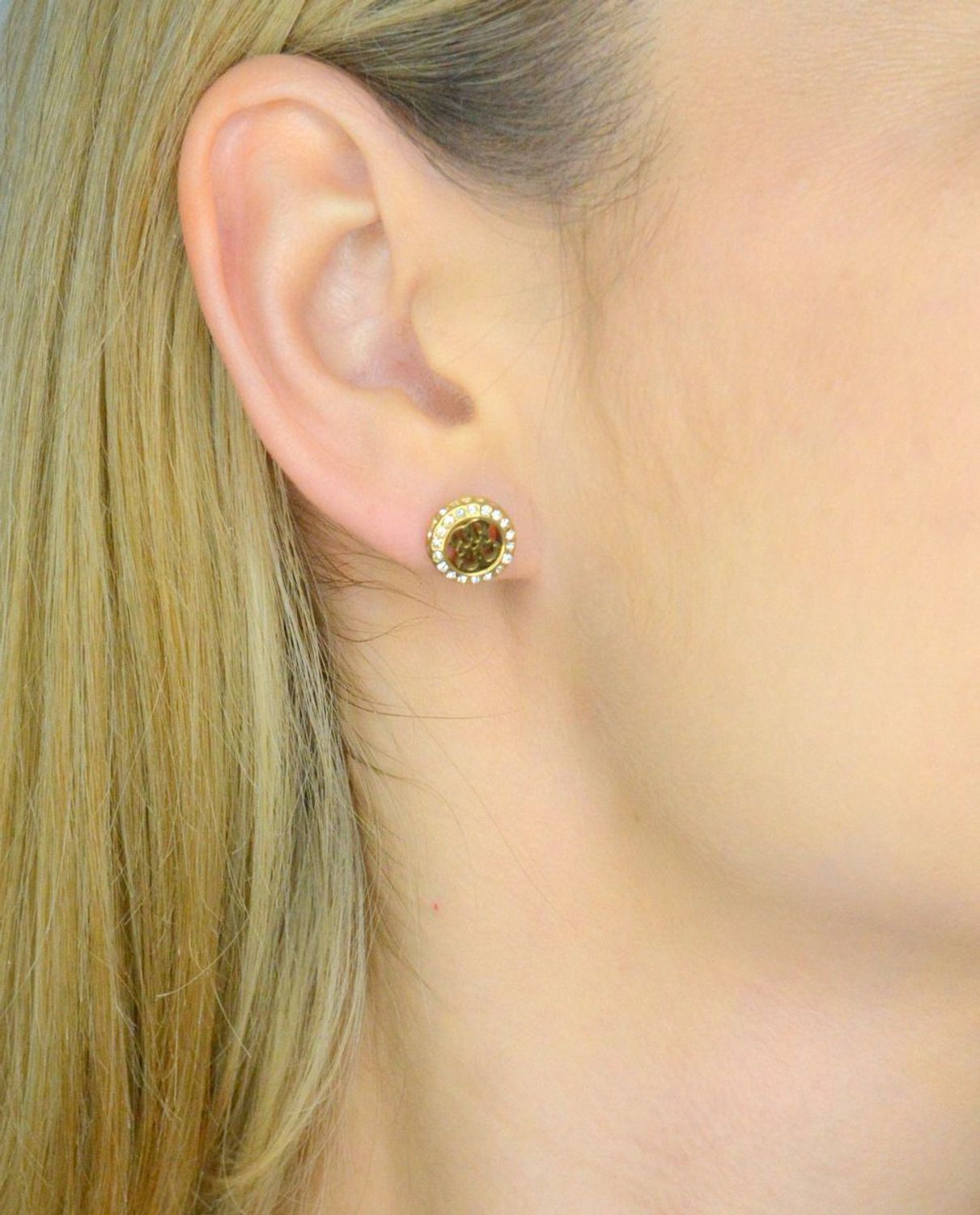 Kolczyki GUESS JUBE04164JWYGTU Damskie kolczyki marki Guess, model JUBE04164JWYGT, to niewielki, aczkolwiek zauważalny dodatek. 1.webp