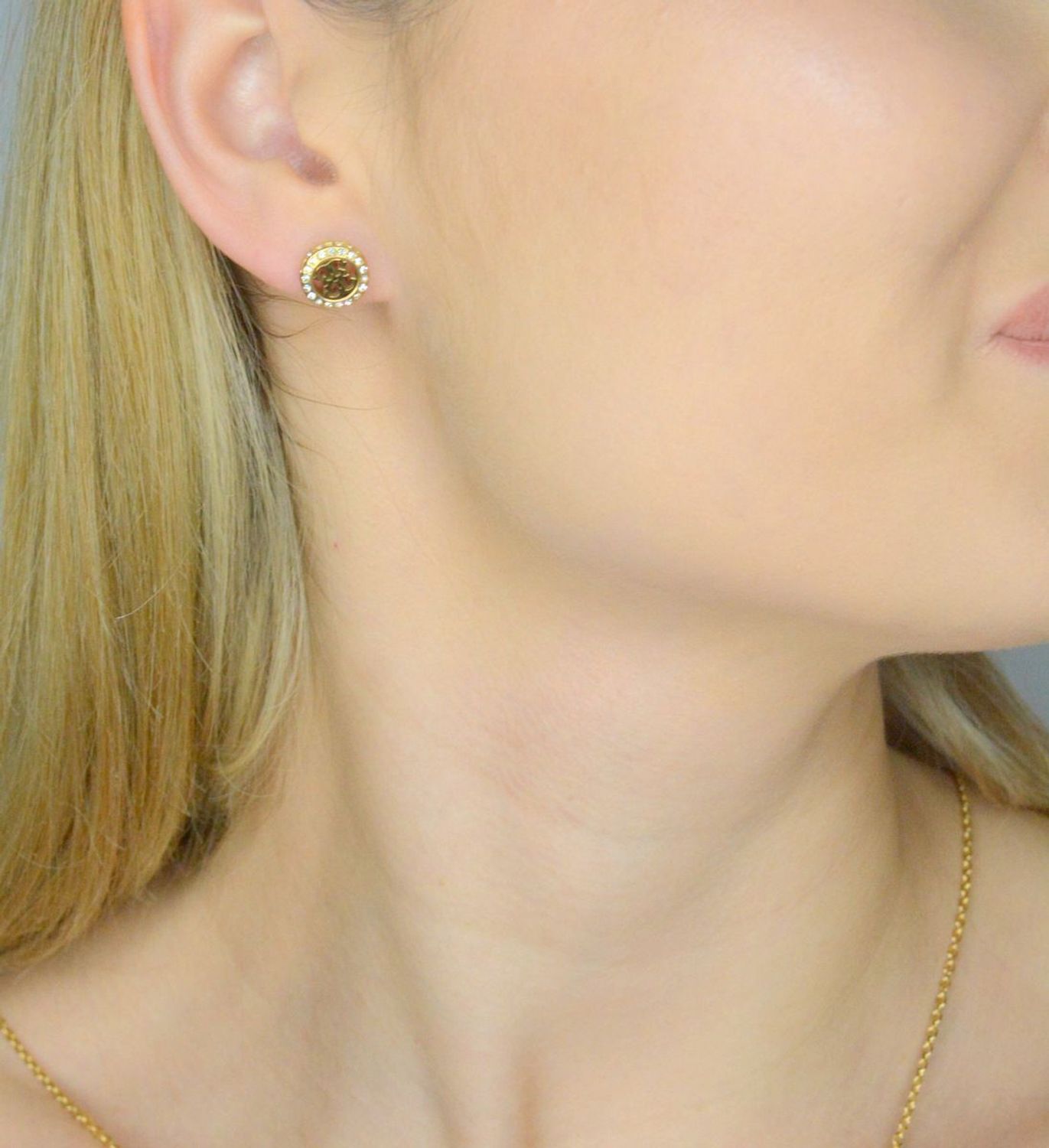 Kolczyki GUESS JUBE04164JWYGTU Damskie kolczyki marki Guess, model JUBE04164JWYGT, to niewielki, aczkolwiek zauważalny dodatek. 1.webp