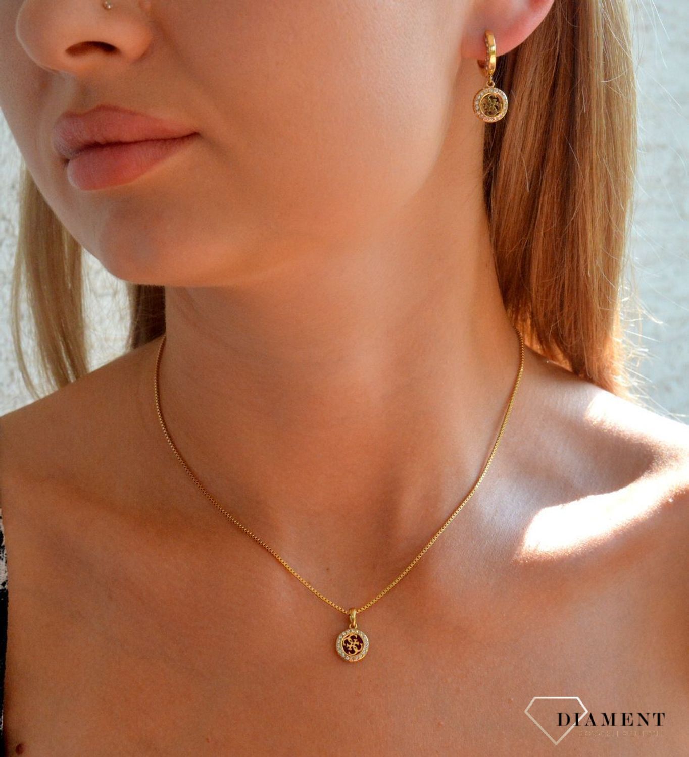 Złote kolczyki stalowe wiszące Guess JUBE04165JWYGT-U. Oryginalne kolczyki Guess. Złote kolczyki ze stali marki Guess. Kolczyki z Guessa na prezent. Stalowe kolczyki wiszące. Kolczyki damskie z logo Guess..jpg