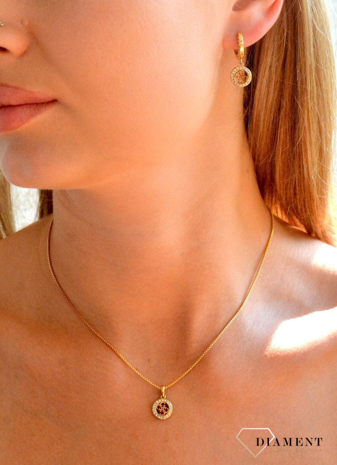 Złote kolczyki stalowe wiszące Guess JUBE04165JWYGT-U. Oryginalne kolczyki Guess. Złote kolczyki ze stali marki Guess. Kolczyki z Guessa na prezent. Stalowe kolczyki wiszące. Kolczyki damskie z logo Guess..jpg