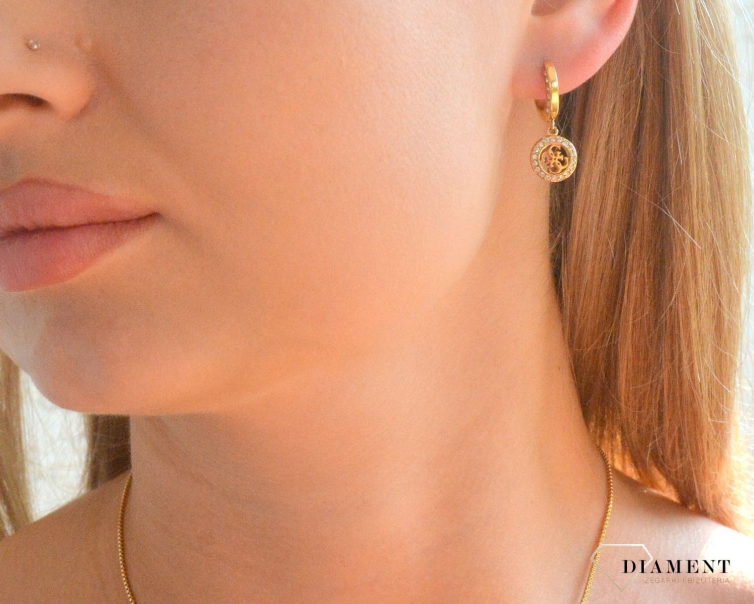 Złote kolczyki stalowe wiszące Guess JUBE04165JWYGT-U. Oryginalne kolczyki Guess. Złote kolczyki ze stali marki Guess. Kolczyki z Guessa na prezent. Stalowe kolczyki wiszące. Kolczyki damskie z logo Guess..jpg