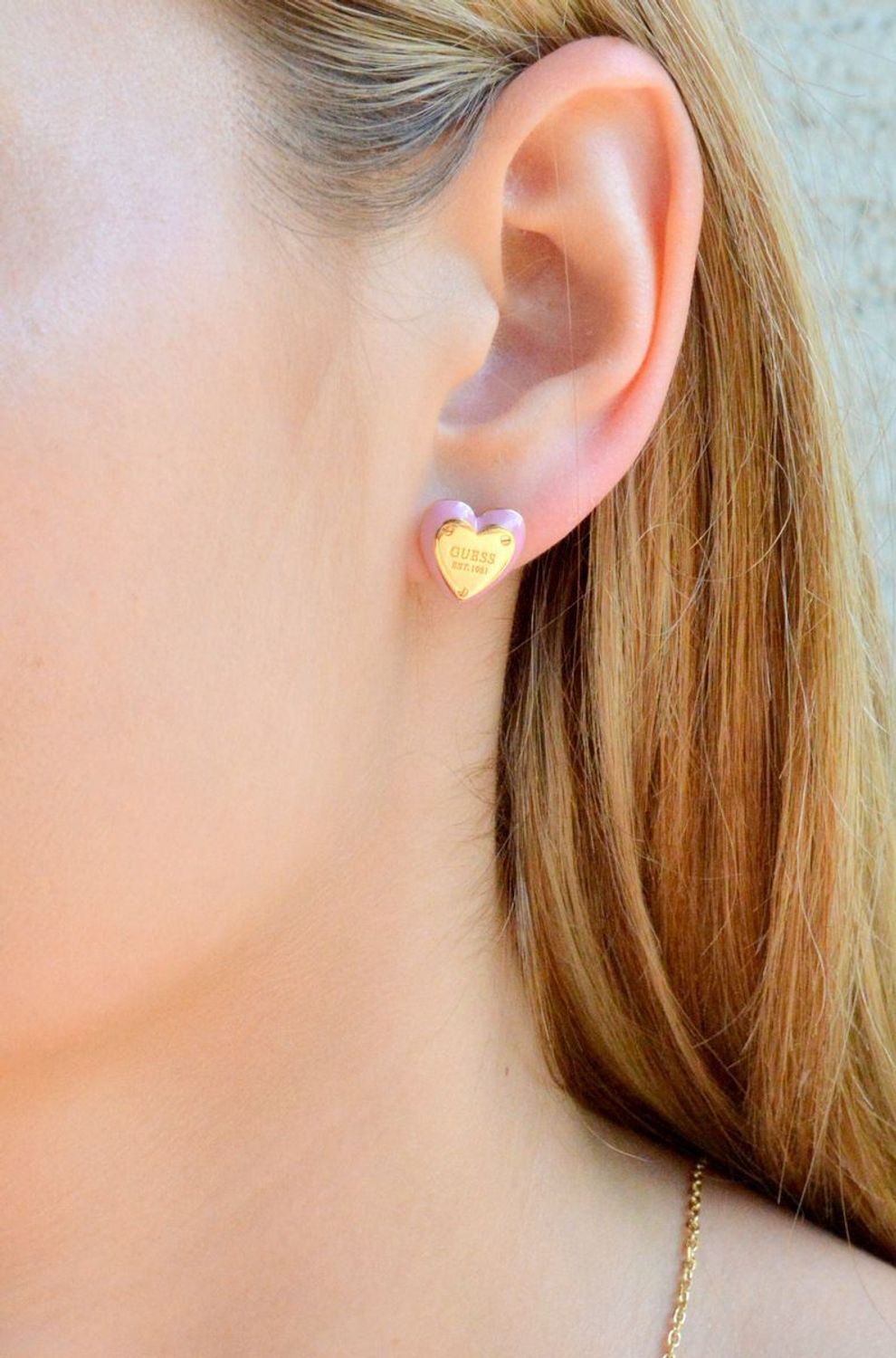 Złote kolczyki wkrętki Guess z różową emalią serca JUBE04207JWYGPKT-U.jpg