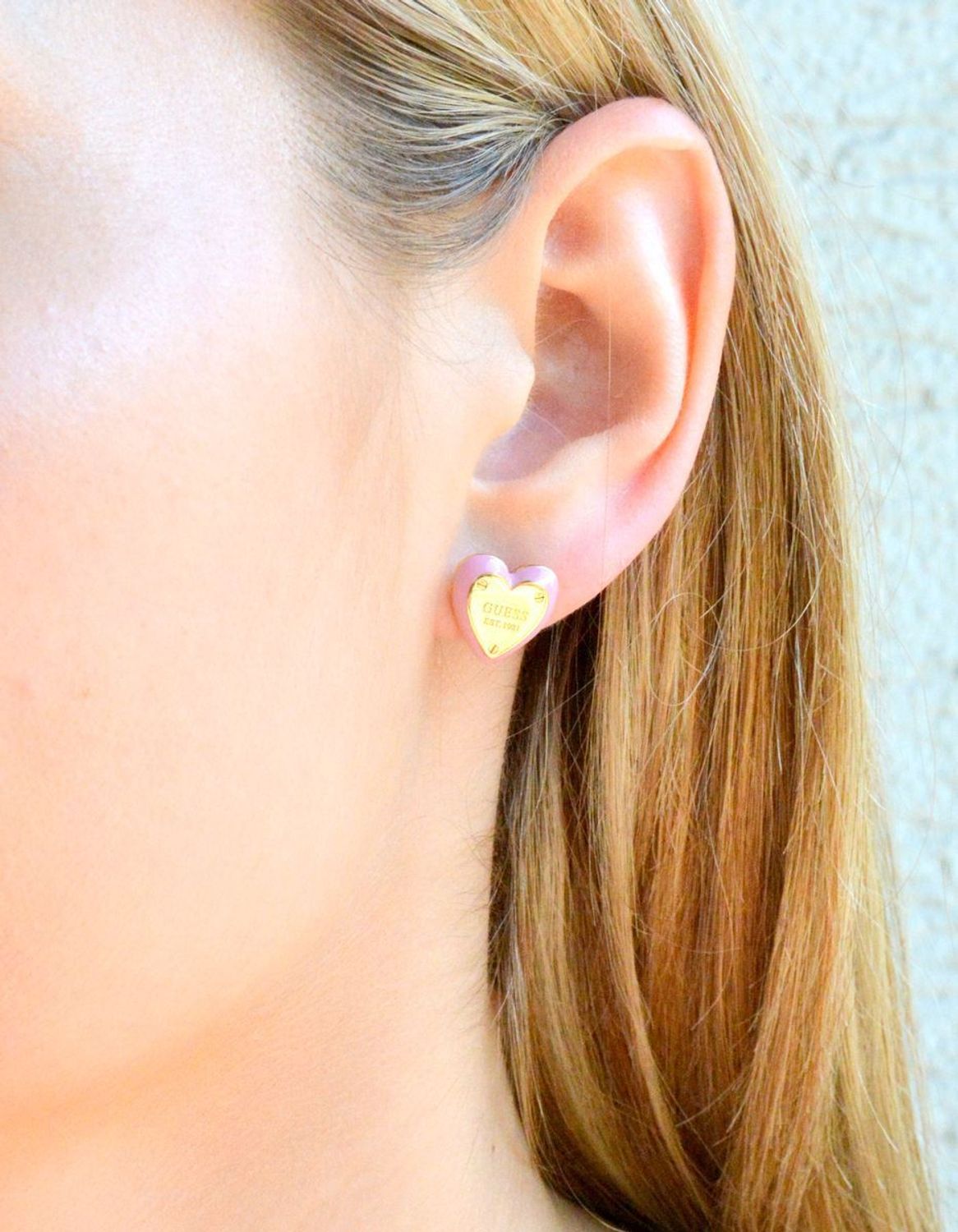 Złote kolczyki wkrętki Guess z różową emalią serca JUBE04207JWYGPKT-U.jpg