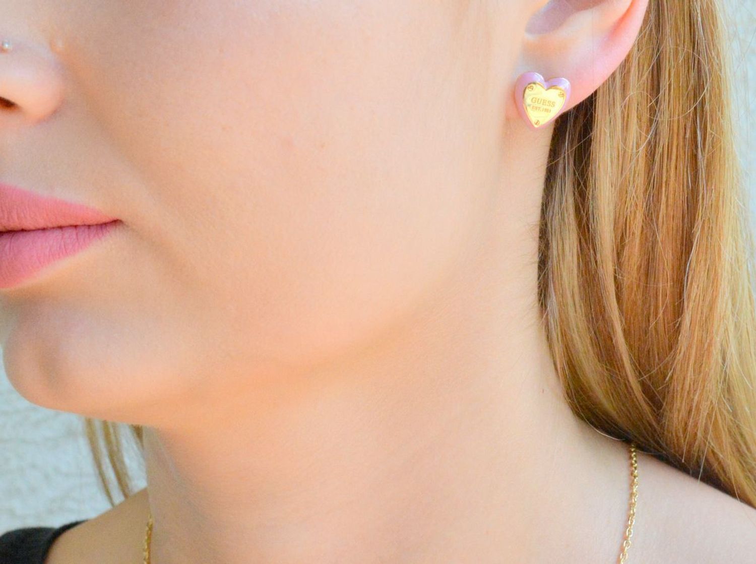 Złote kolczyki wkrętki Guess z różową emalią serca JUBE04207JWYGPKT-U.jpg