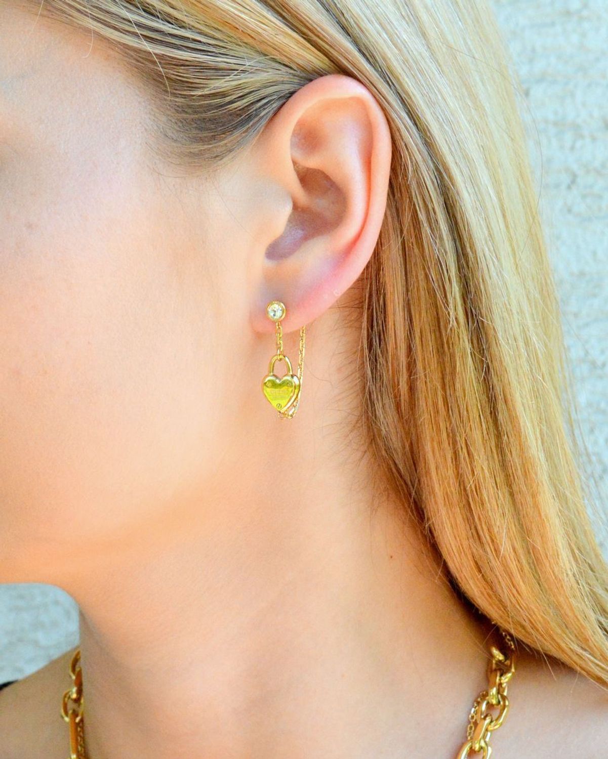 Złote kolczyki wiszące Guess z cyrkoniami i sercem JUBE04212JWYGT-U.jpg