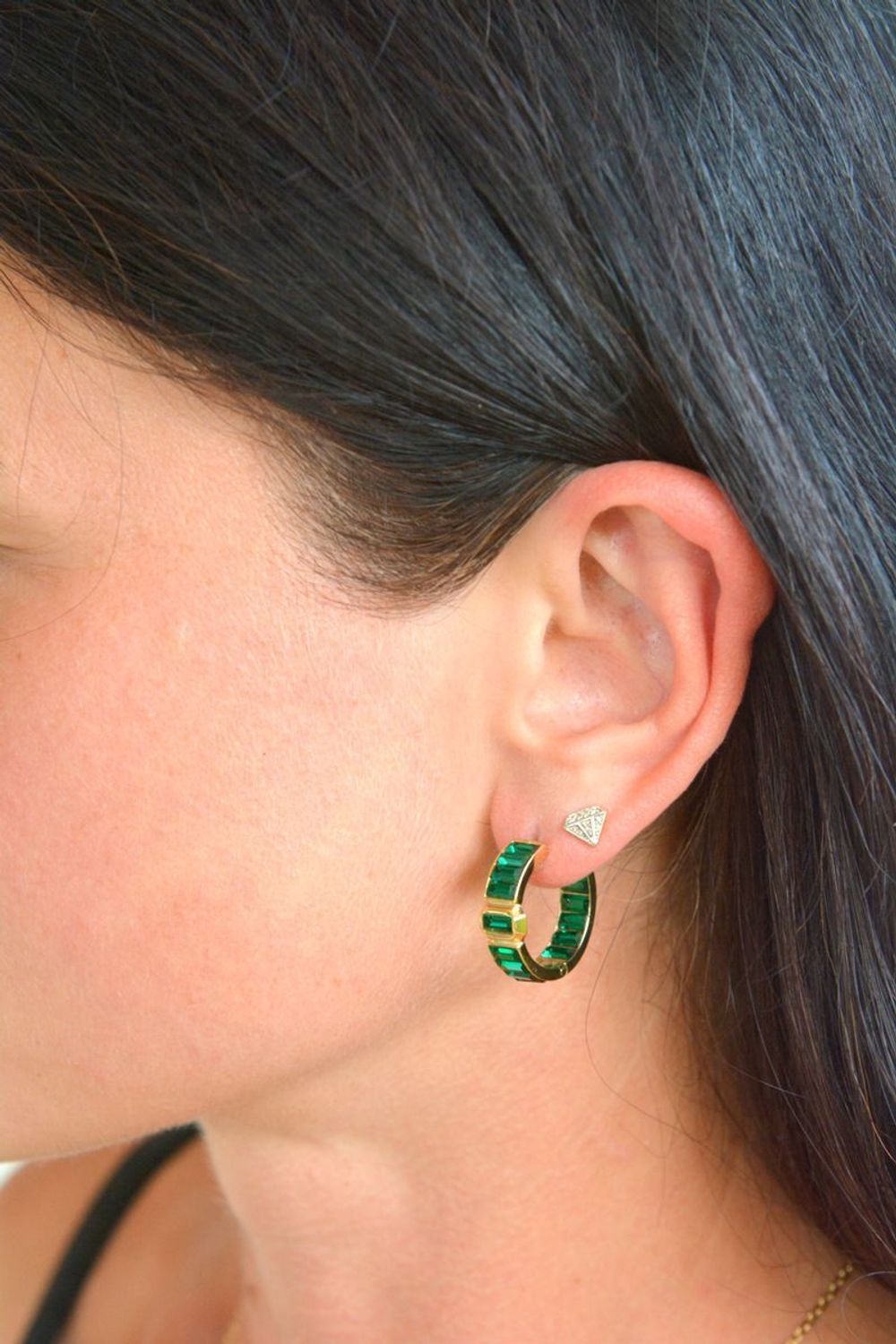 Kolczyki Guess Hashtag Guess z zielonymi cyrkoniami JUBE04253JWYGEMTU . Kolczyki damskie Guess. Kolczyki z zieloną cyrkonią Guess. Kolczyki Guess Hashtag Guess. Kolczyki stalowe Guess na prezent..jpg