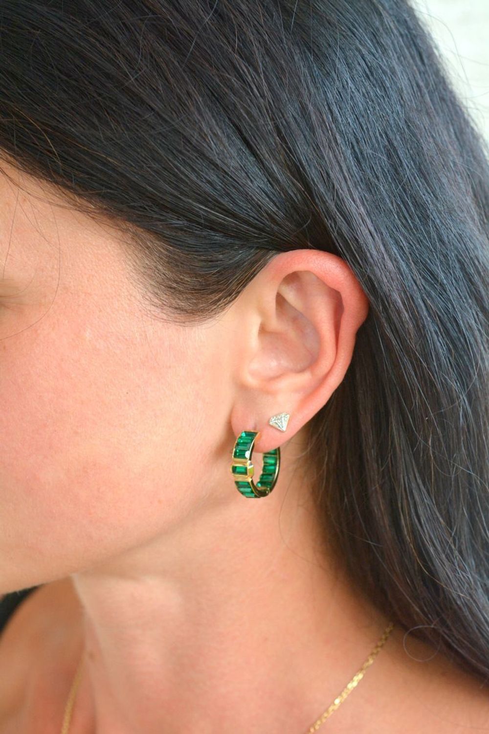 Kolczyki Guess Hashtag Guess z zielonymi cyrkoniami JUBE04253JWYGEMTU . Kolczyki damskie Guess. Kolczyki z zieloną cyrkonią Guess. Kolczyki Guess Hashtag Guess. Kolczyki stalowe Guess na prezent..jpg