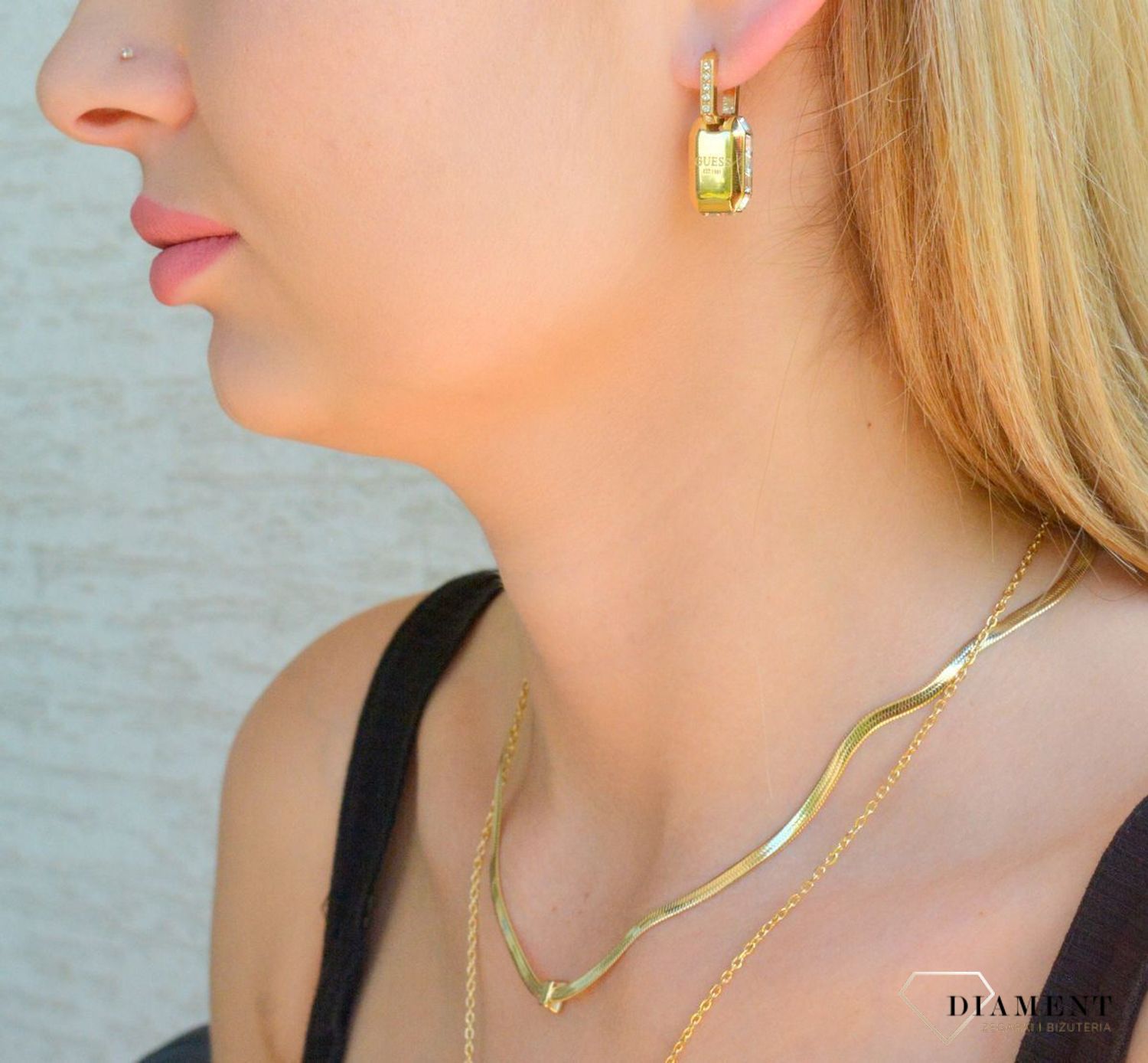 Kolczyki stalowe GUESS Hashtag wiszące JUBE04258JWYGTU. Złote kolczyki damskie Guess. Kolczyki stalowe wiszące Guess. Kolczyki stalowe z cyrkoniami Guess. Kolczyki damskie wiszące Guess na prezent..jpg