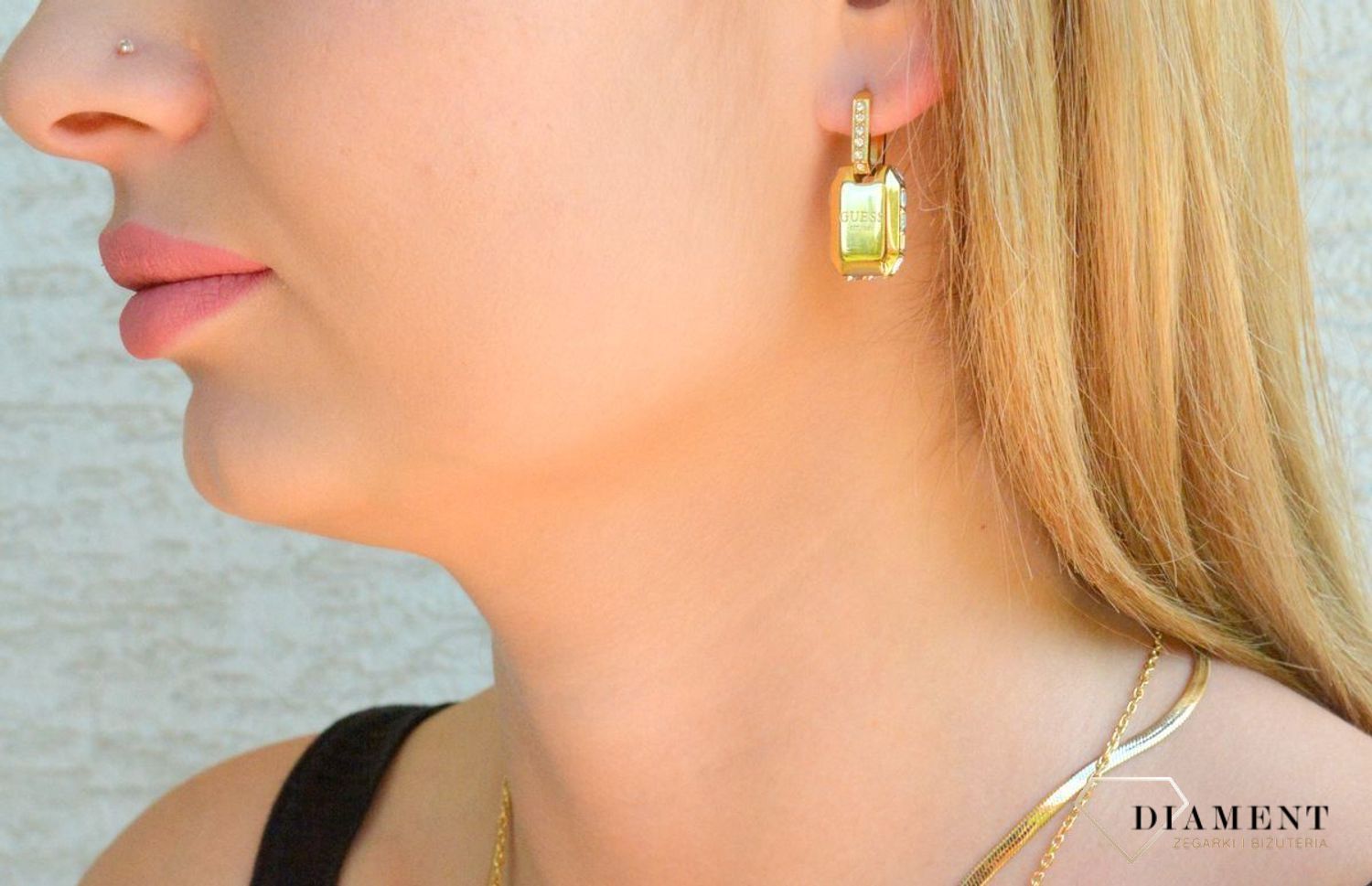 Kolczyki stalowe GUESS Hashtag wiszące JUBE04258JWYGTU. Złote kolczyki damskie Guess. Kolczyki stalowe wiszące Guess. Kolczyki stalowe z cyrkoniami Guess. Kolczyki damskie wiszące Guess na prezent..jpg