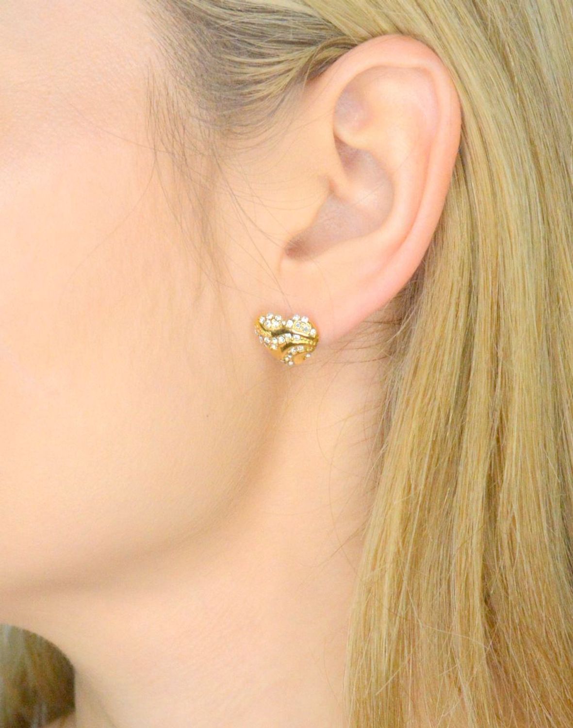 Kolczyki GUESS serca JUBE04504JWYGTU Kolczyki GUESS stalowe w kształcie serc, ozdobione cyrkoniami. 1.webp