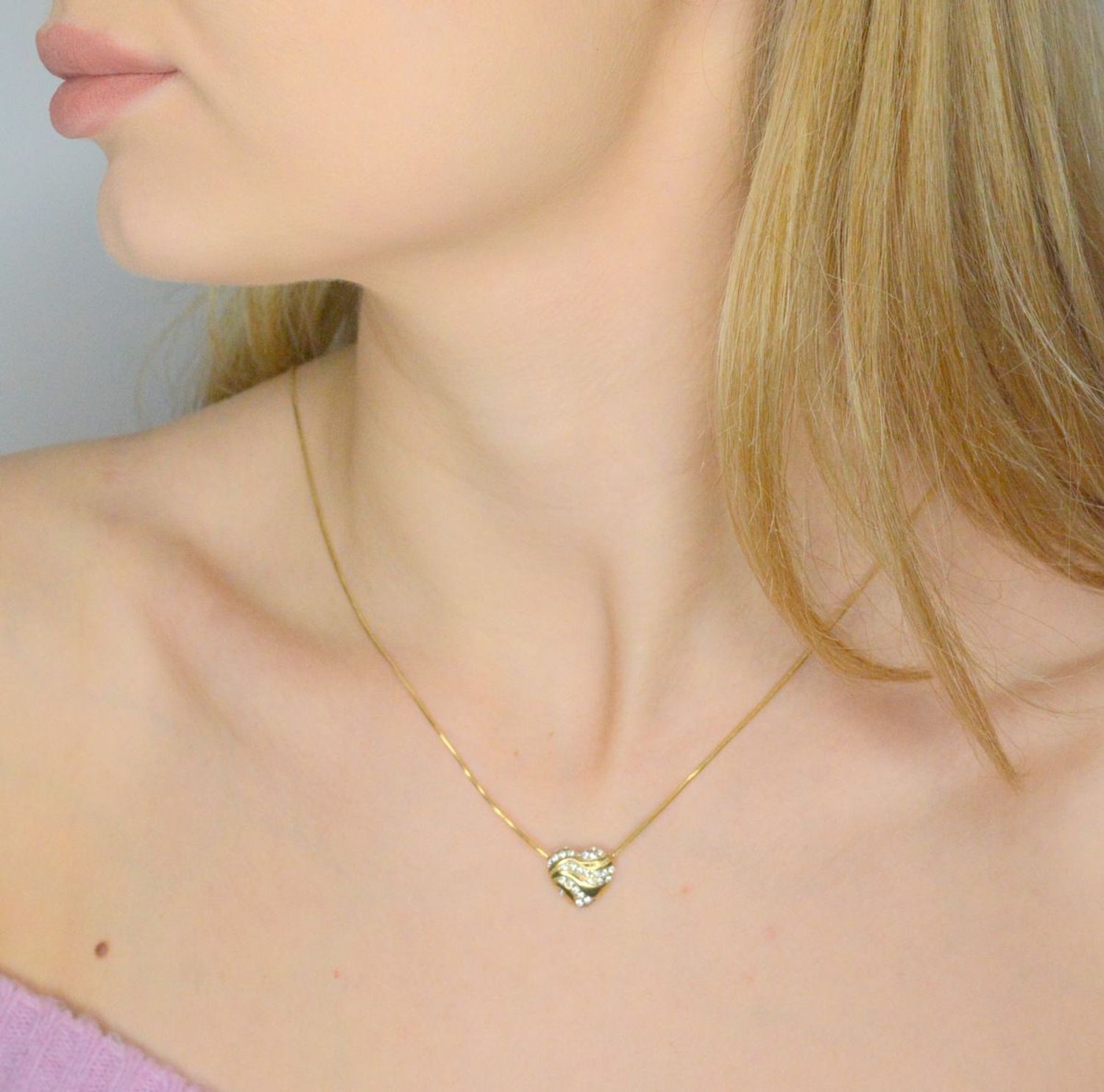 Kolczyki GUESS serca JUBE04504JWYGTU Kolczyki GUESS stalowe w kształcie serc, ozdobione cyrkoniami. 1.webp