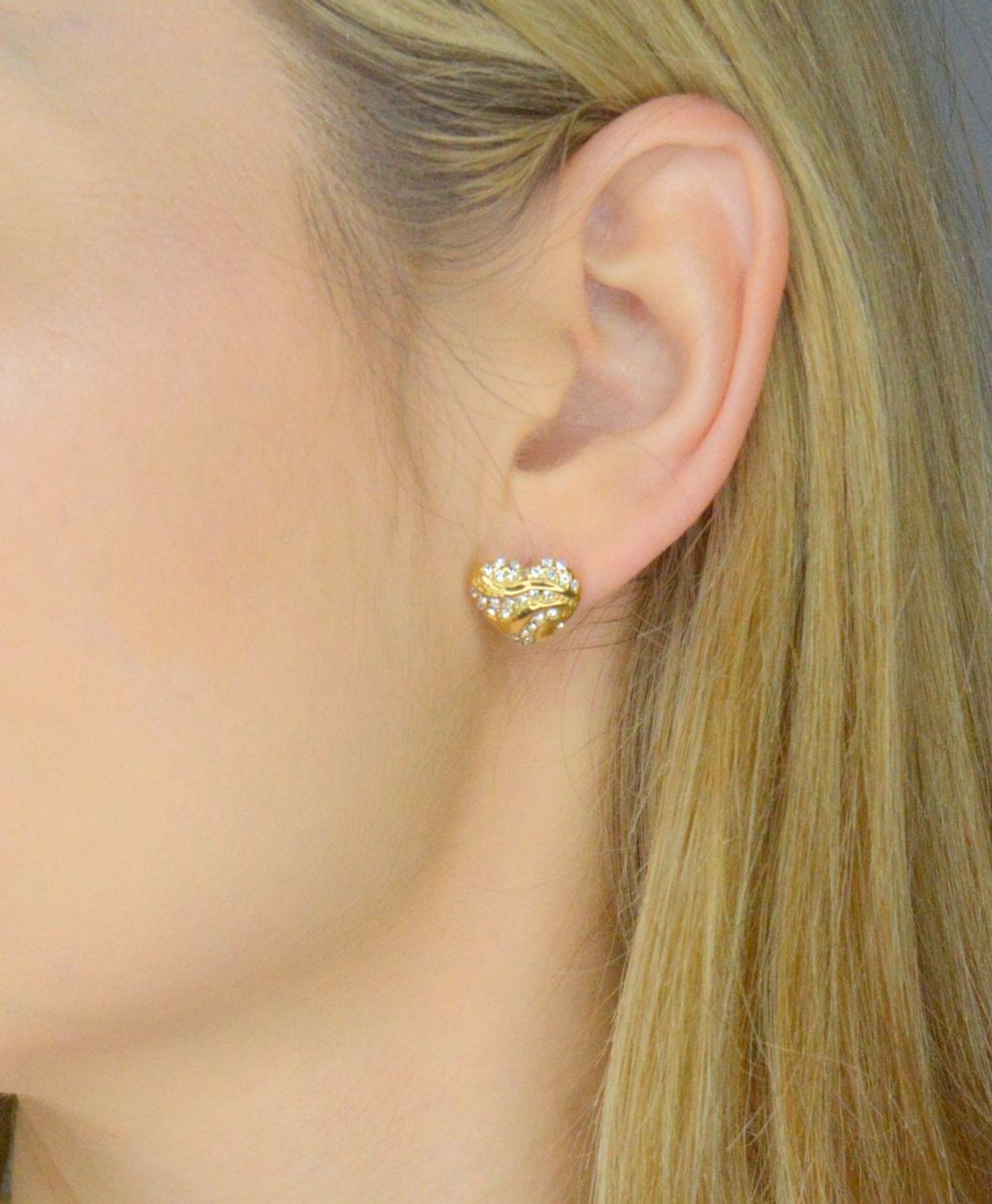 Kolczyki GUESS serca JUBE04504JWYGTU Kolczyki GUESS stalowe w kształcie serc, ozdobione cyrkoniami. 1.webp