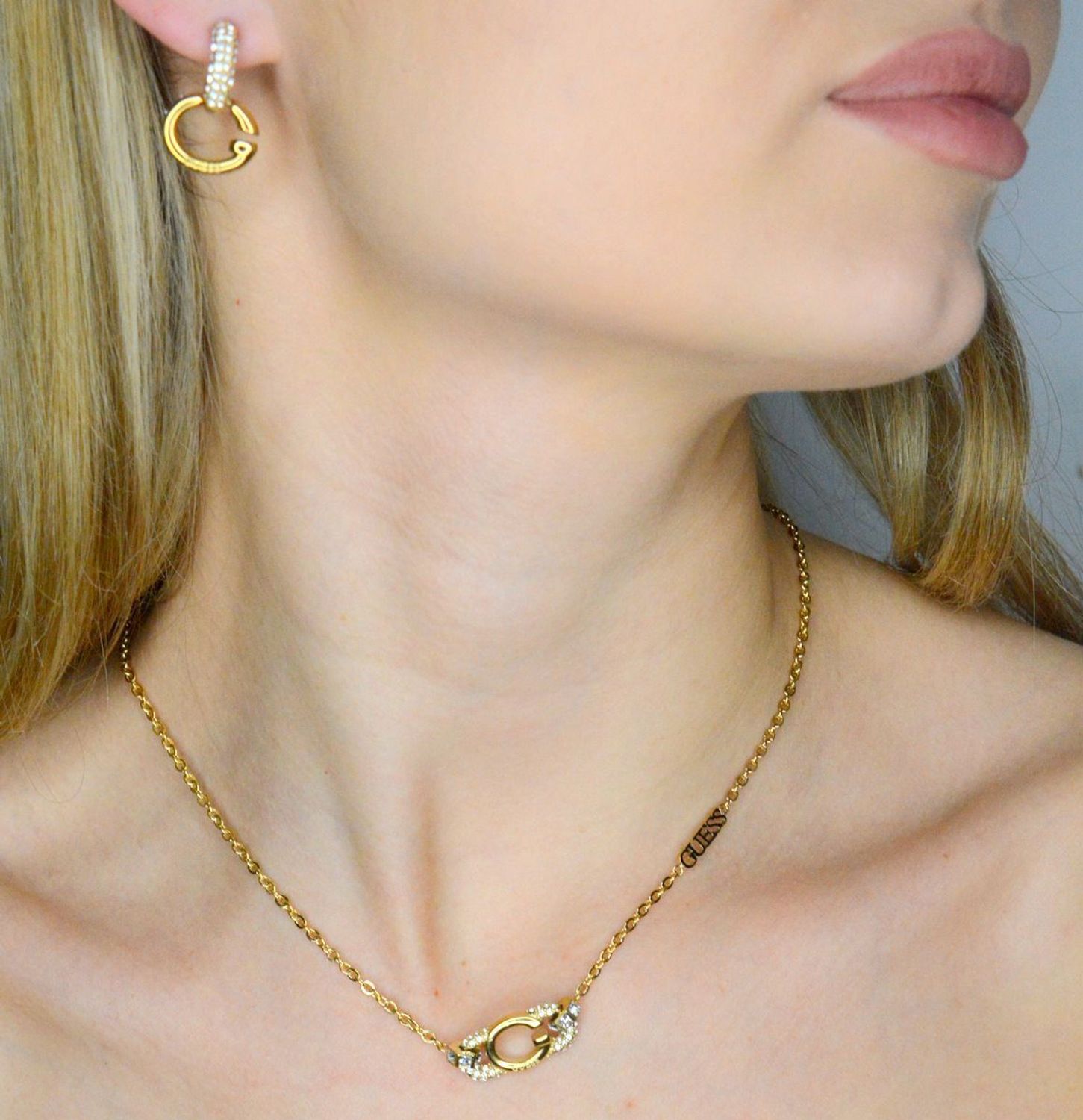 Kolczyki GUESS wiszące JUBE04521JWYGTU Damskie kolczyki Guess JUBE04521JWYGTU to błyszczące dodatki, które podkreślają piękno każdej użytkowniczki. 1.jpg