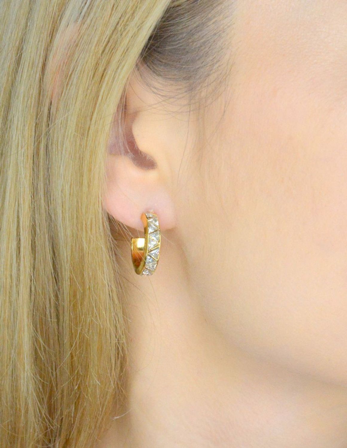 Kolczyki GUESS koła cyrkonie JUBE04573JWYGTU Kolczyki GUESS koła z cyrkoniami. Stalowe kolczyki wykonane z najwyższej jakości stali w kolorze złotym ozdobionym cyrkoniami..jpg