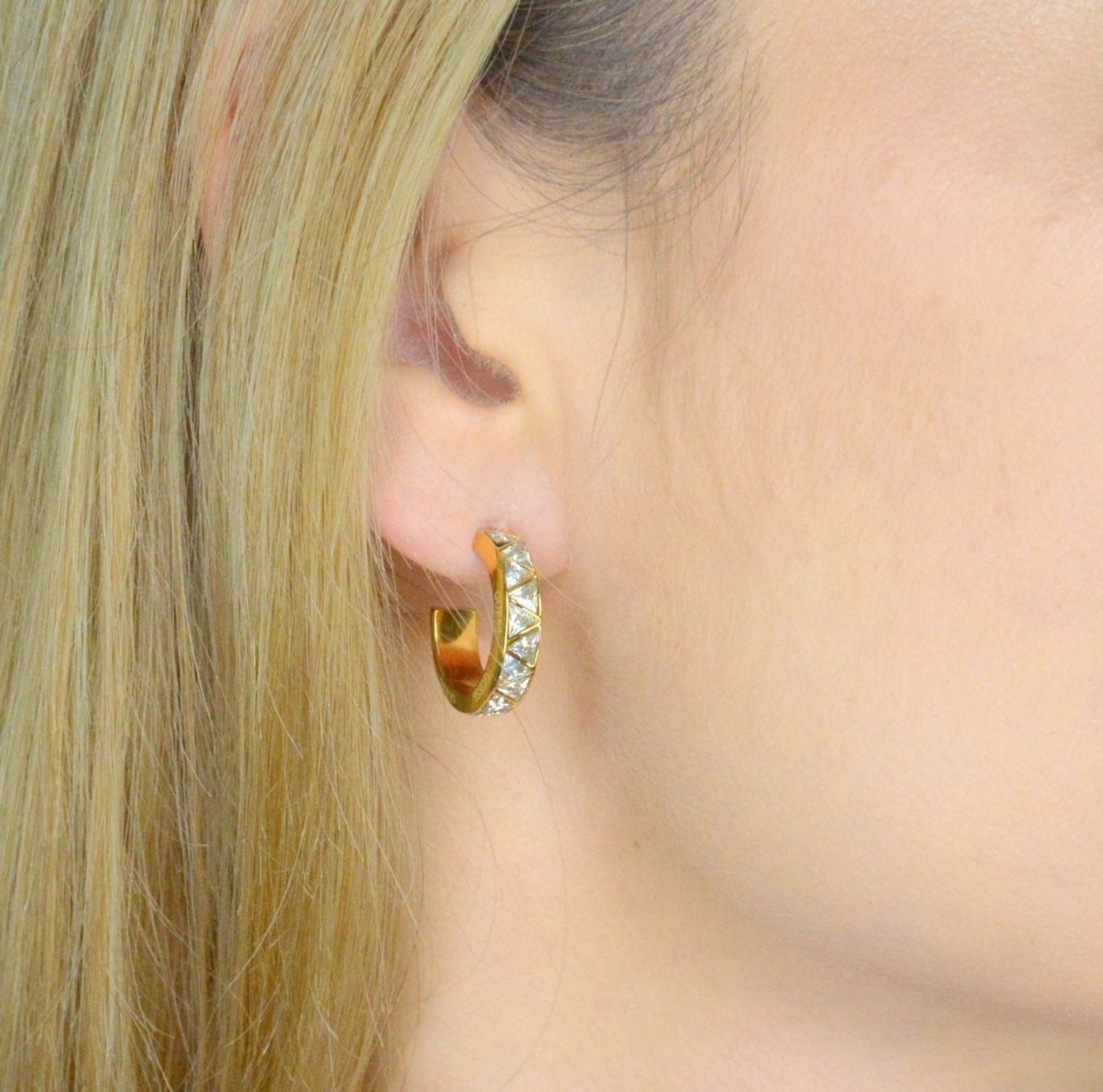 Kolczyki GUESS koła cyrkonie JUBE04573JWYGTU Kolczyki GUESS koła z cyrkoniami. Stalowe kolczyki wykonane z najwyższej jakości stali w kolorze złotym ozdobionym cyrkoniami..jpg