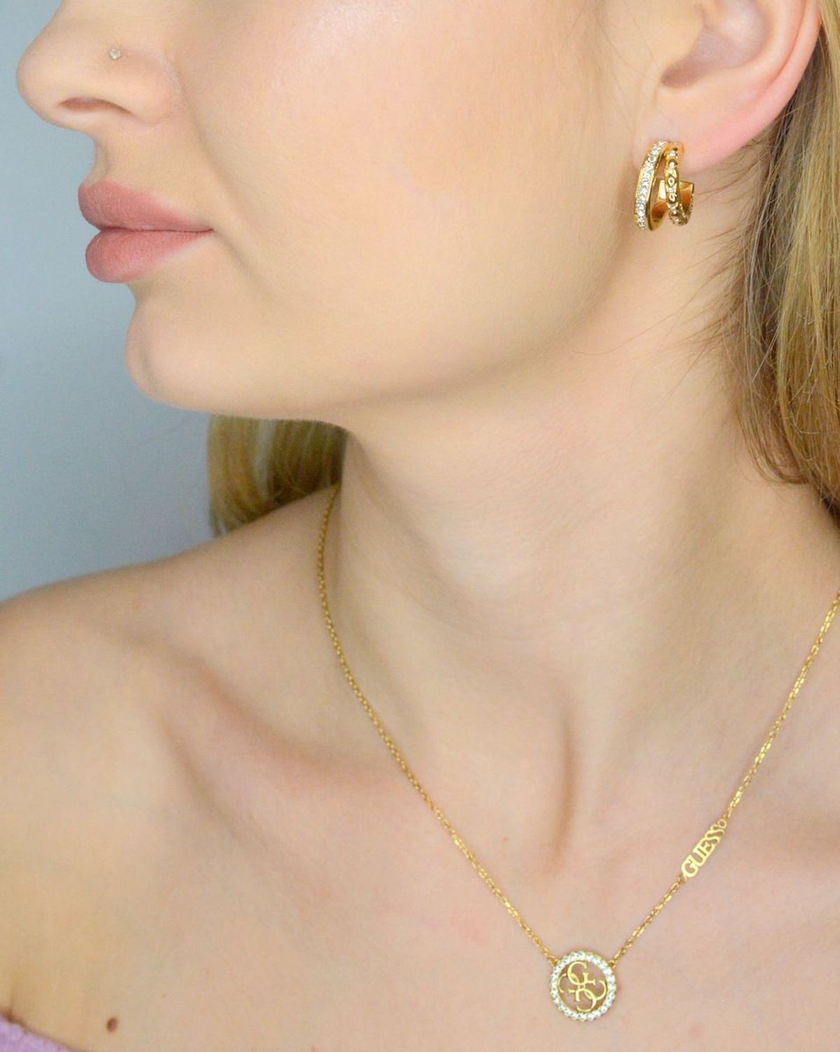 Kolczyki GUESS kółka z cyrkoniami JUBE04587JWYGTU  Kolczyki  GUESS koła z cyrkoniami. Stalowe kolczyki wykonane z najwyższej jakości stali w kolorze złotym ozdobionym cyrkoniami.  1.webp