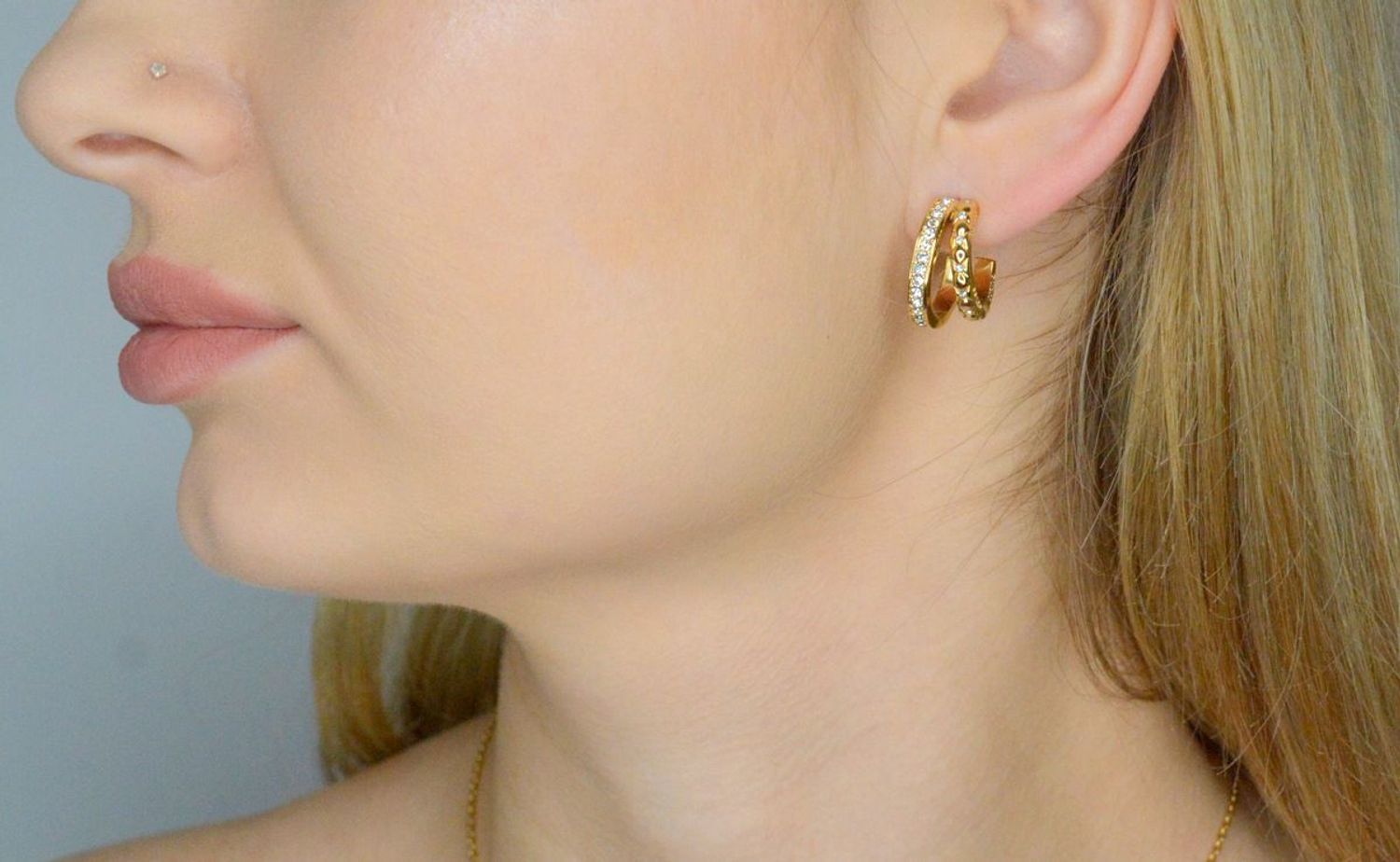 Kolczyki GUESS kółka z cyrkoniami JUBE04587JWYGTU  Kolczyki  GUESS koła z cyrkoniami. Stalowe kolczyki wykonane z najwyższej jakości stali w kolorze złotym ozdobionym cyrkoniami.  1.webp