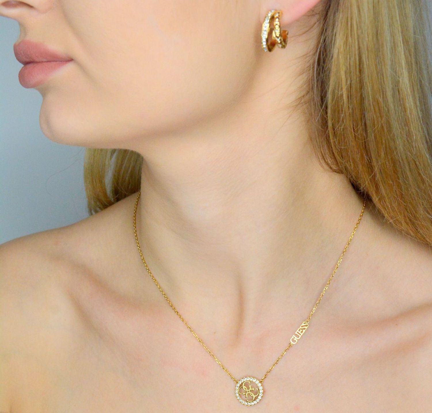 Kolczyki GUESS kółka z cyrkoniami JUBE04587JWYGTU  Kolczyki  GUESS koła z cyrkoniami. Stalowe kolczyki wykonane z najwyższej jakości stali w kolorze złotym ozdobionym cyrkoniami.  1.webp