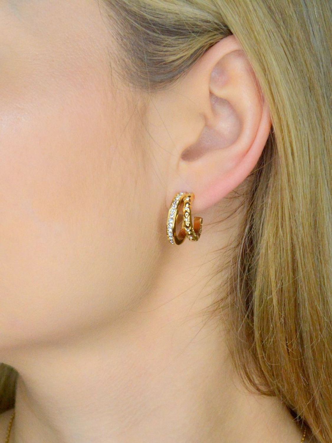 Kolczyki GUESS kółka z cyrkoniami JUBE04587JWYGTU  Kolczyki  GUESS koła z cyrkoniami. Stalowe kolczyki wykonane z najwyższej jakości stali w kolorze złotym ozdobionym cyrkoniami.  1.webp