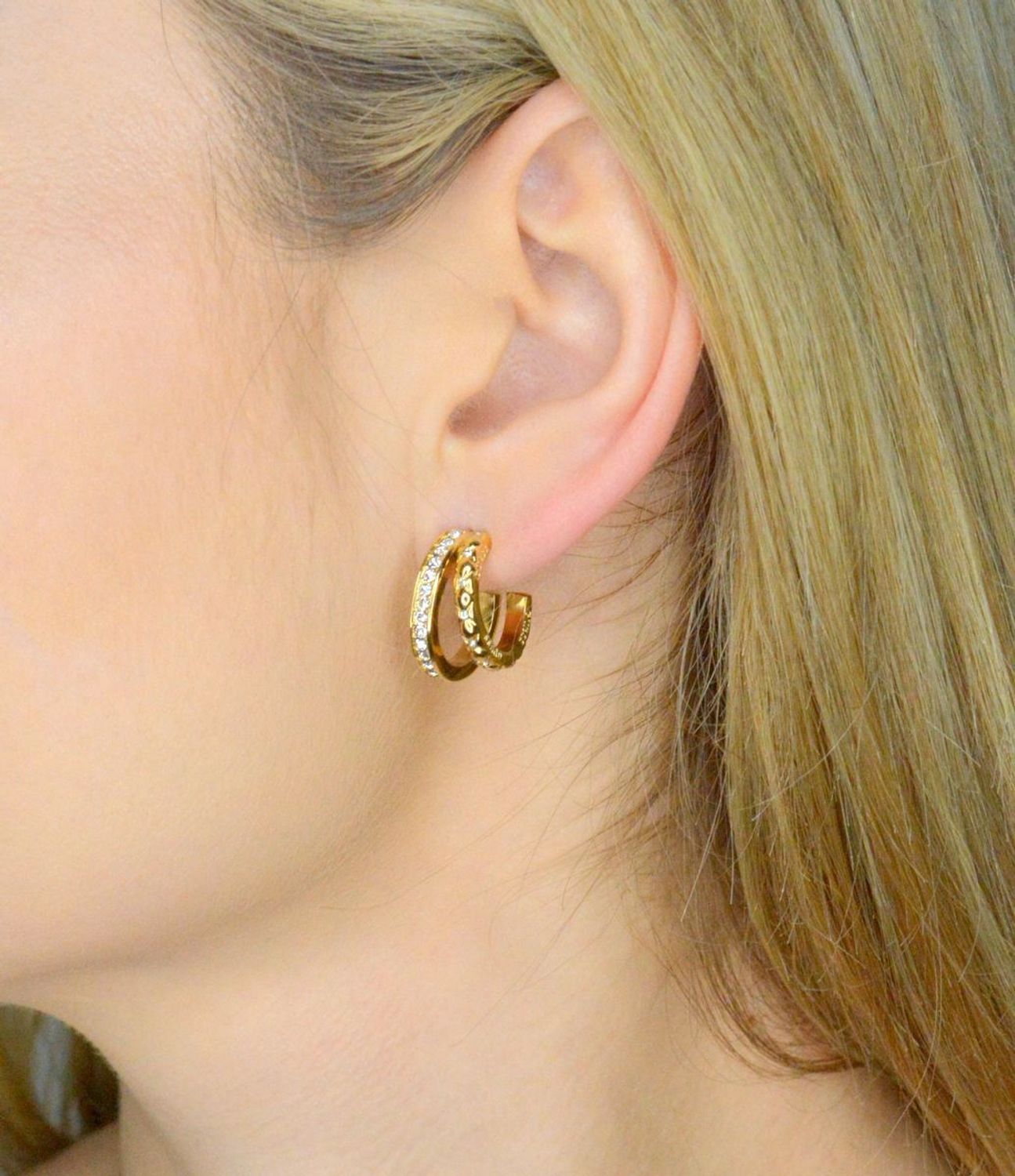 Kolczyki GUESS kółka z cyrkoniami JUBE04587JWYGTU  Kolczyki  GUESS koła z cyrkoniami. Stalowe kolczyki wykonane z najwyższej jakości stali w kolorze złotym ozdobionym cyrkoniami.  1.webp