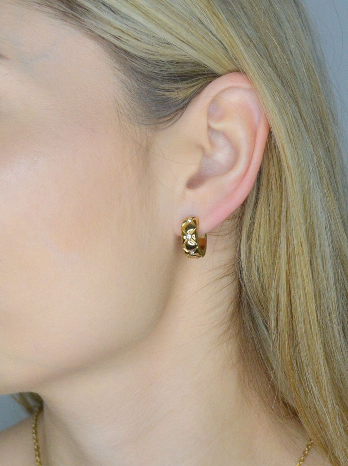 Kolczyki GUESS kółka stalowe JUBE04590JWYGT U Kolczyki GUESS kółka z 1.webp