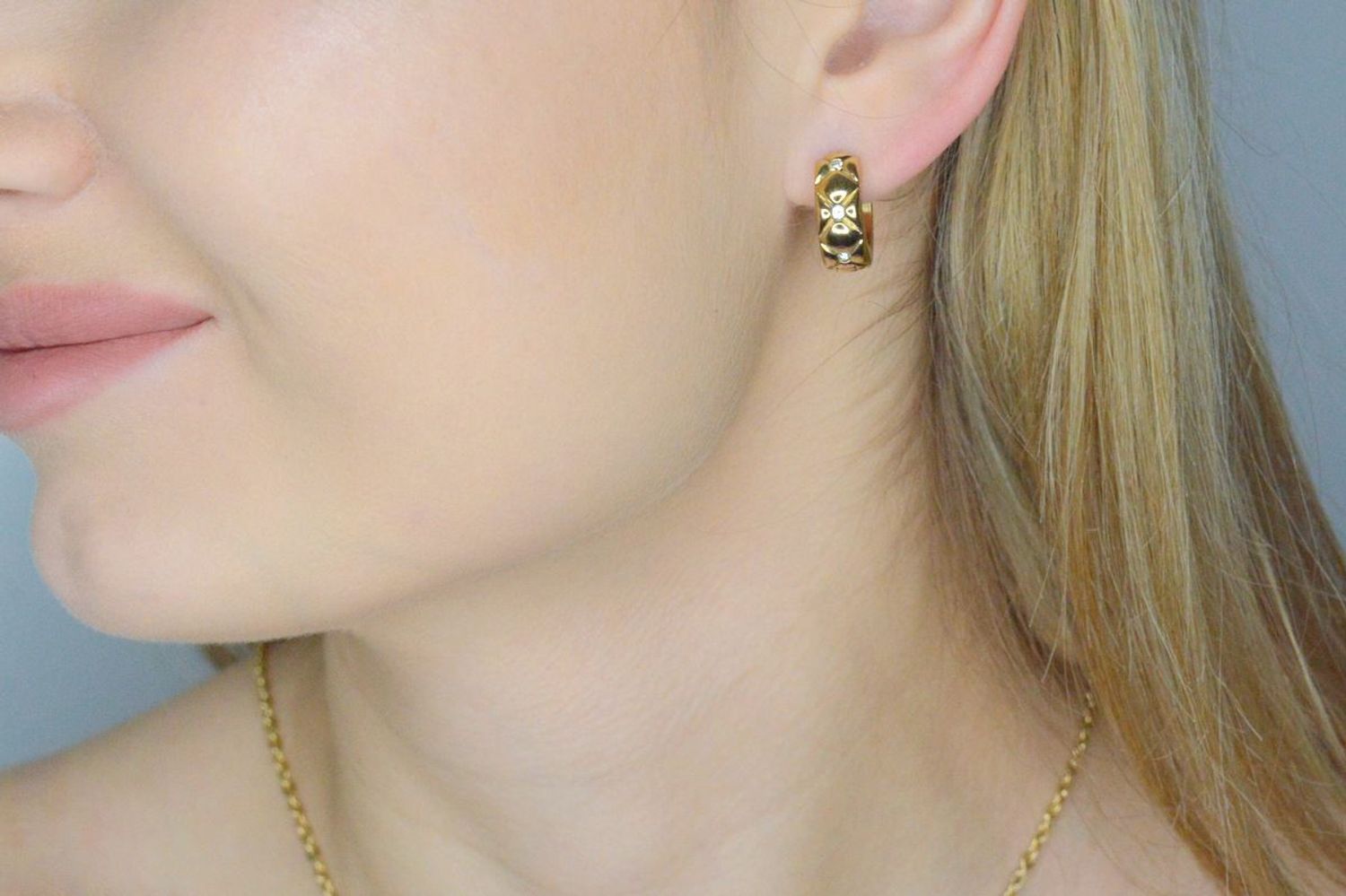 Kolczyki GUESS kółka stalowe JUBE04590JWYGT U Kolczyki GUESS kółka z 1.webp