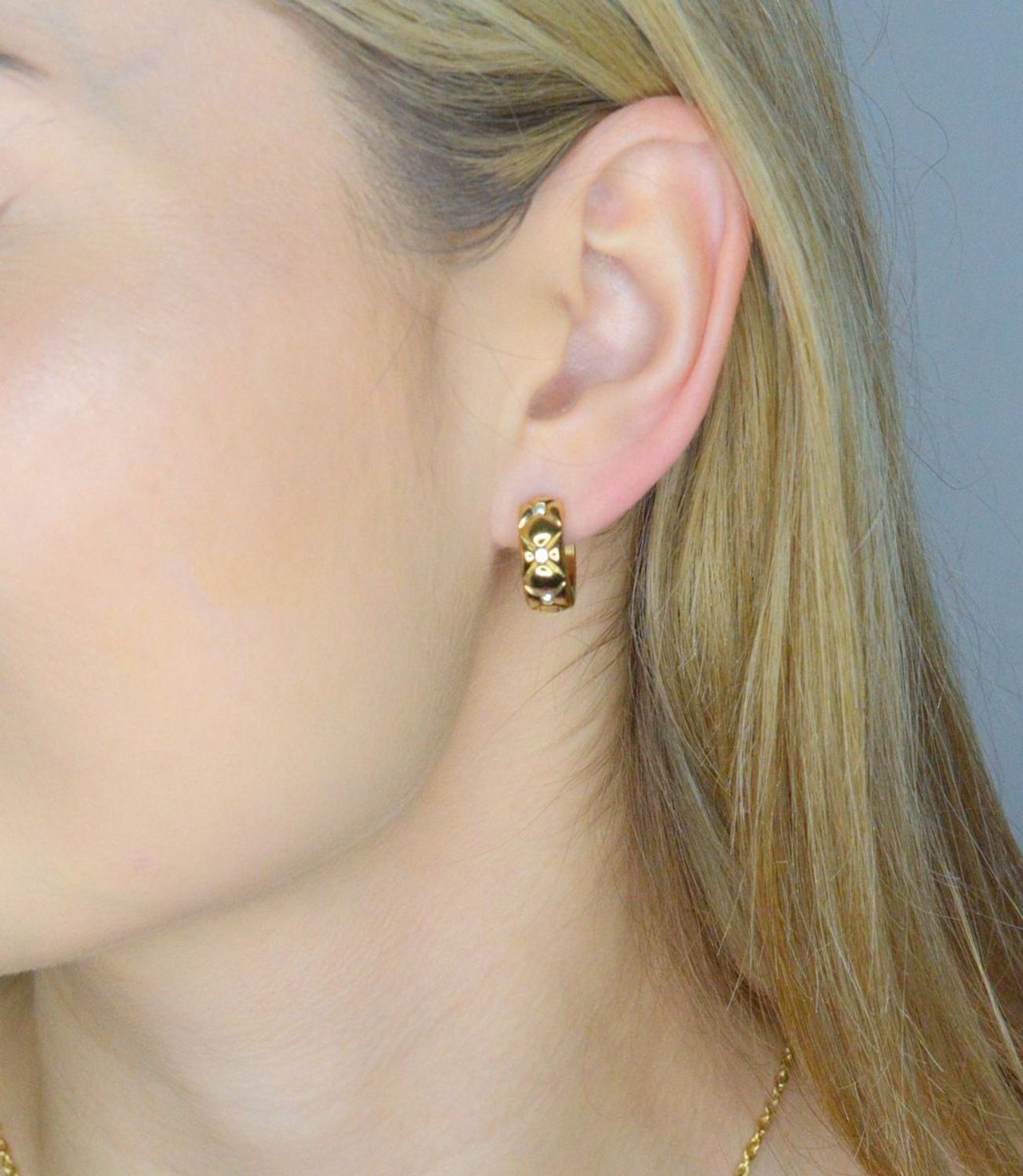 Kolczyki GUESS kółka stalowe JUBE04590JWYGT U Kolczyki GUESS kółka z 1.webp