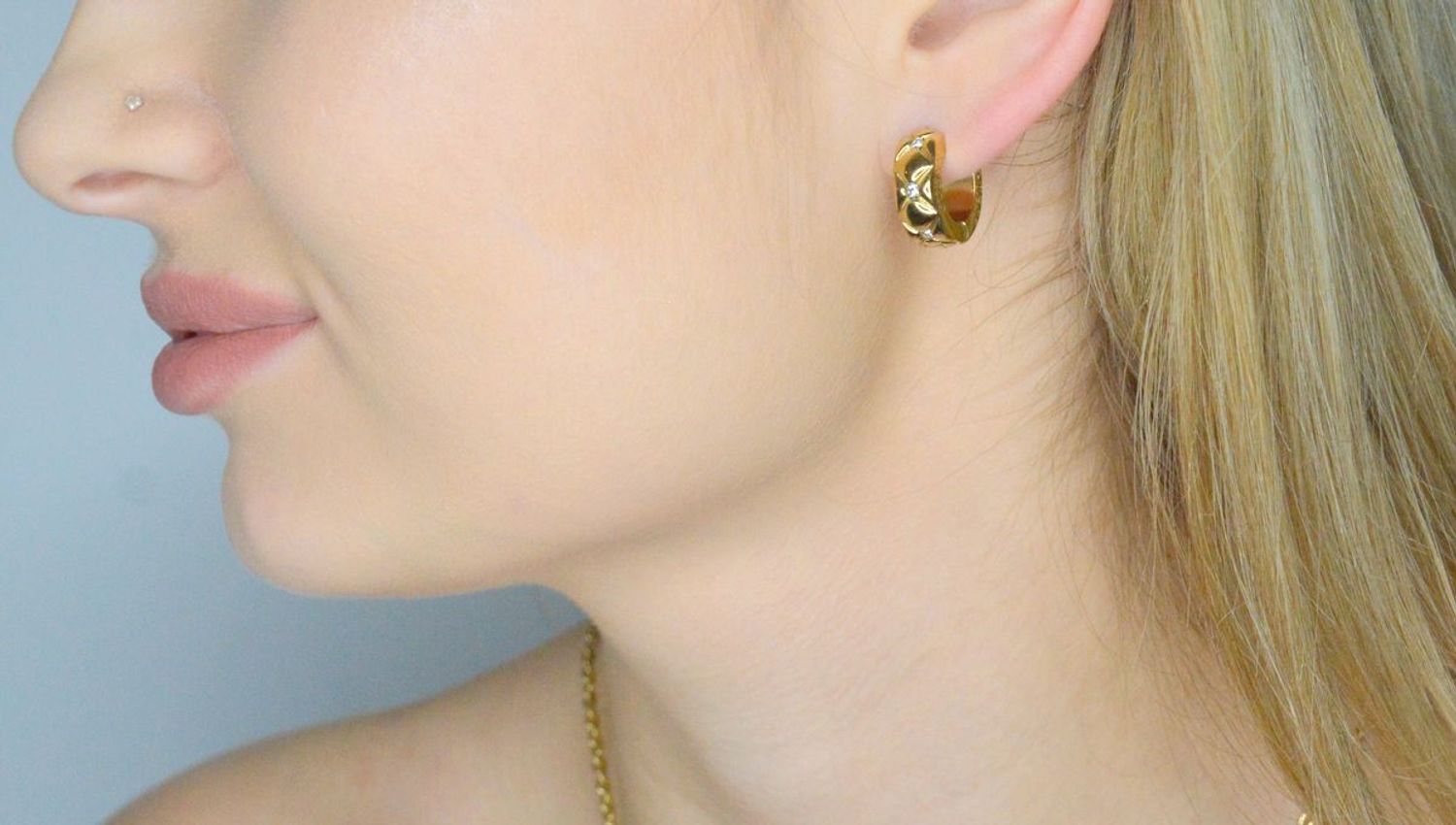 Kolczyki GUESS kółka stalowe JUBE04590JWYGT U Kolczyki GUESS kółka z 1.webp