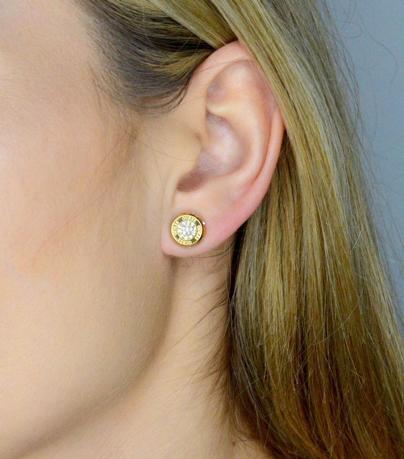 Kolczyki GUESS JUBE04595JWYGTU Złote kolczyki Guess okrągłe złote z cyrkoniami JUBE04595JWYGTU. Złote kolczyki Guess z cyrkoniami JUBE04595JWYGTU. Złote Kolczyki damskie Guess przy uchu..webp