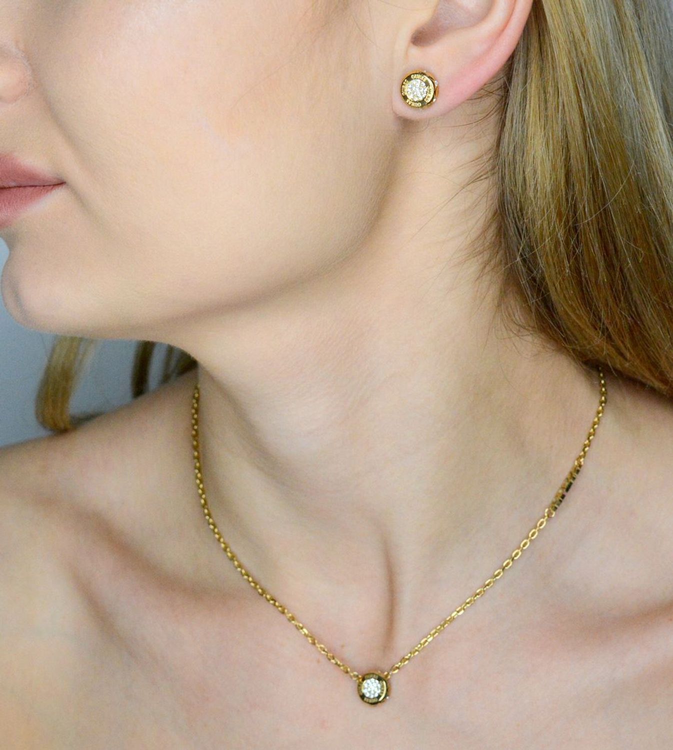 Kolczyki GUESS JUBE04595JWYGTU Złote kolczyki Guess okrągłe złote z cyrkoniami JUBE04595JWYGTU. Złote kolczyki Guess z cyrkoniami JUBE04595JWYGTU. Złote Kolczyki damskie Guess przy uchu..webp