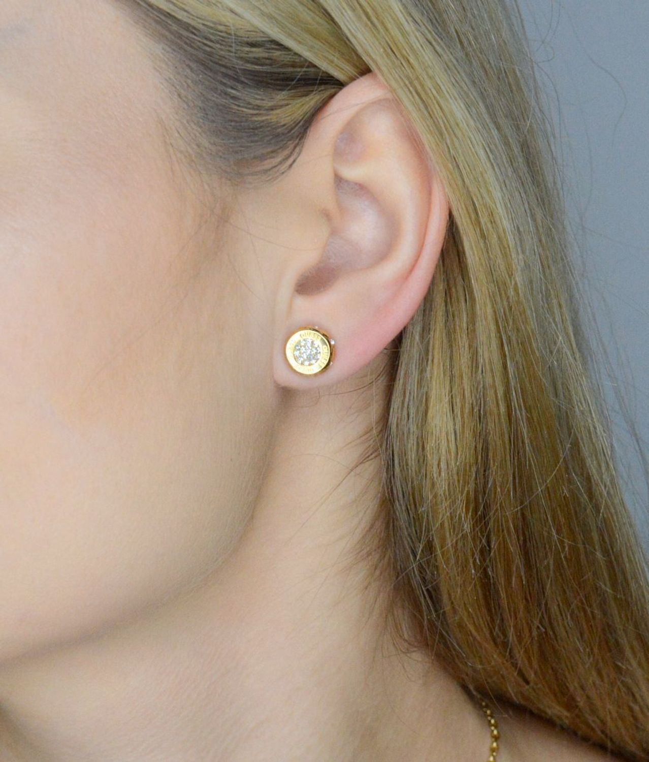 Kolczyki GUESS JUBE04595JWYGTU Złote kolczyki Guess okrągłe złote z cyrkoniami JUBE04595JWYGTU. Złote kolczyki Guess z cyrkoniami JUBE04595JWYGTU. Złote Kolczyki damskie Guess przy uchu..webp