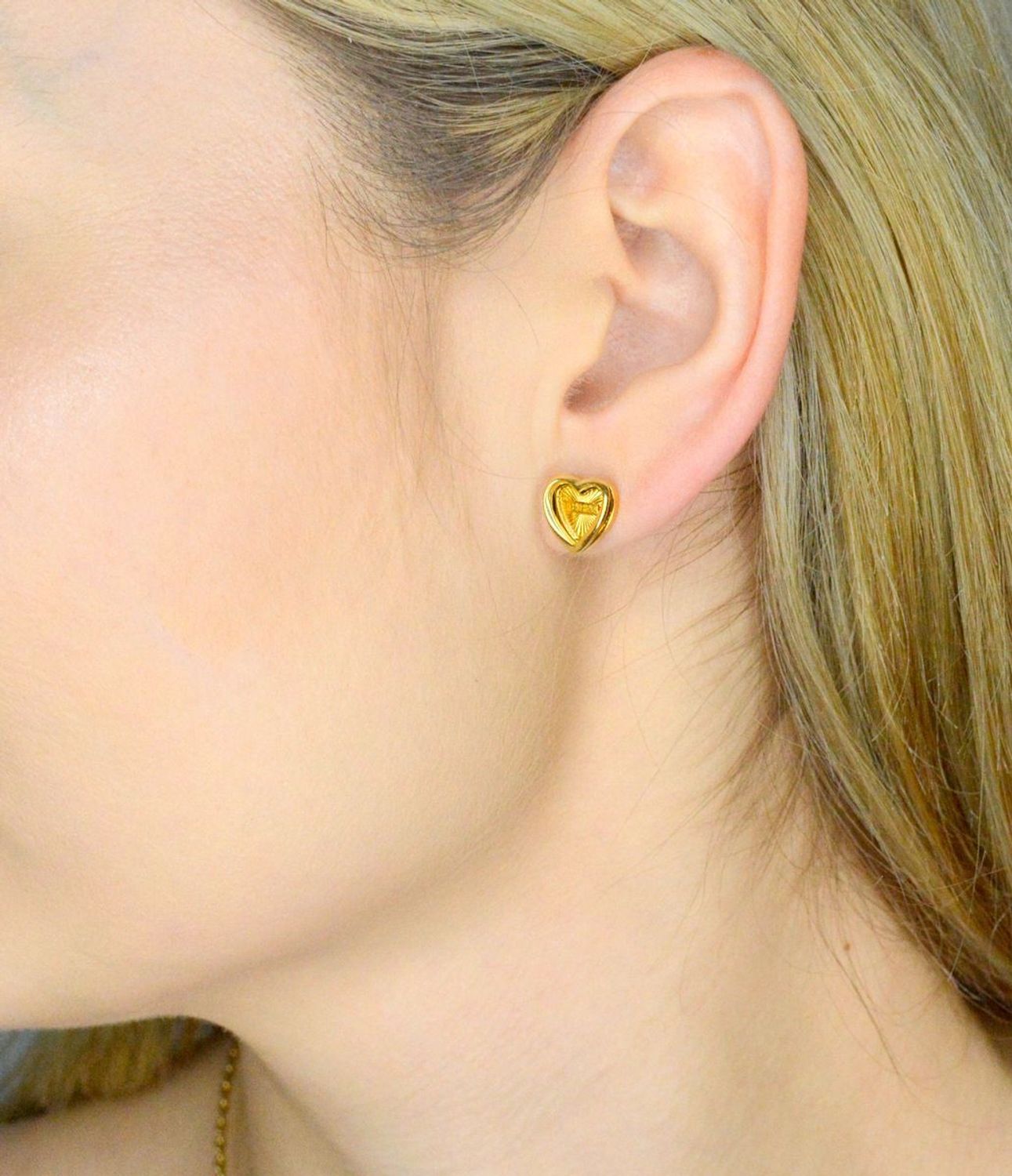 Kolczyki GUESS serca JUBE04612JWYGTU Złote Kolczyki damskie Guess przy uchu. Prezent na Walentynki. Kolczyki GUESS stalowe w kształcie serduszek..webp