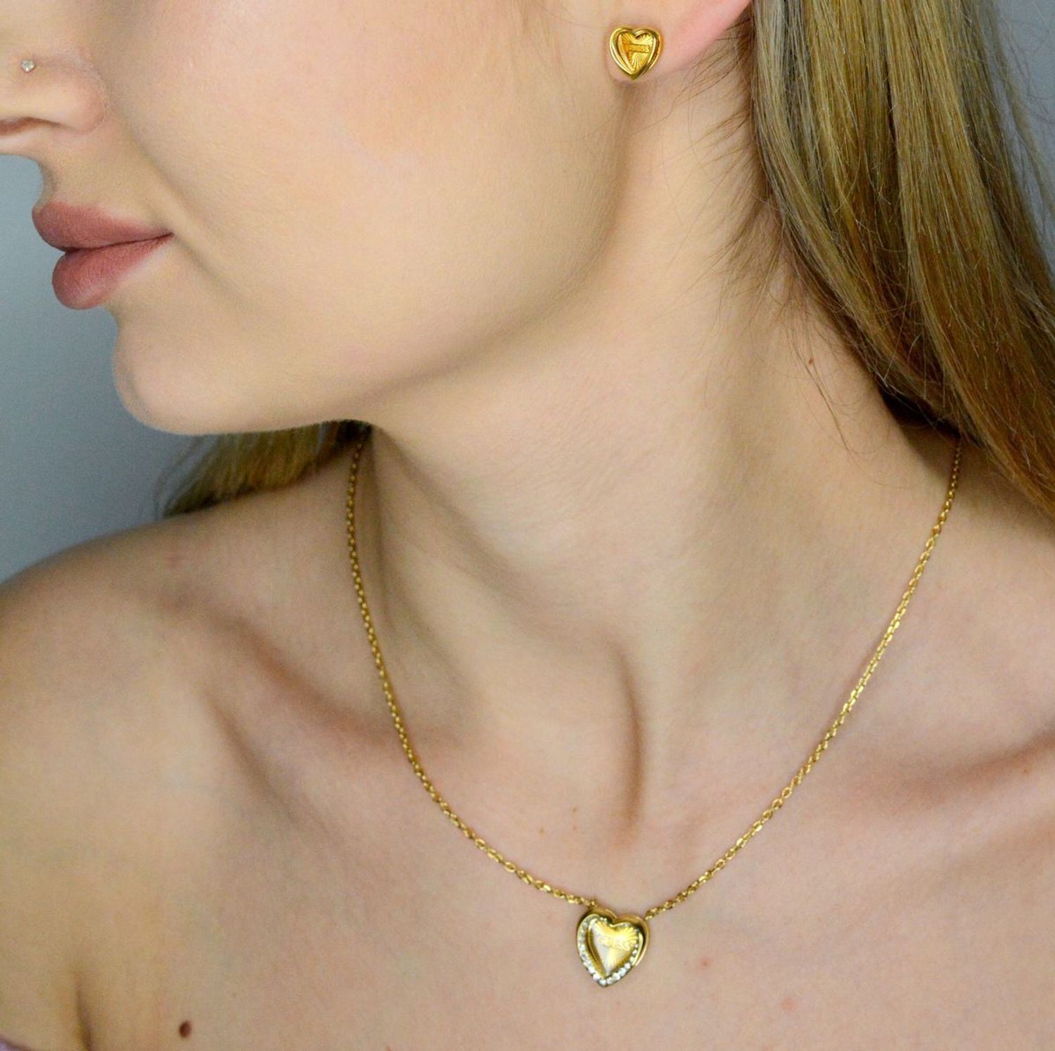 Kolczyki GUESS serca JUBE04612JWYGTU Złote Kolczyki damskie Guess przy uchu. Prezent na Walentynki. Kolczyki GUESS stalowe w kształcie serduszek..webp