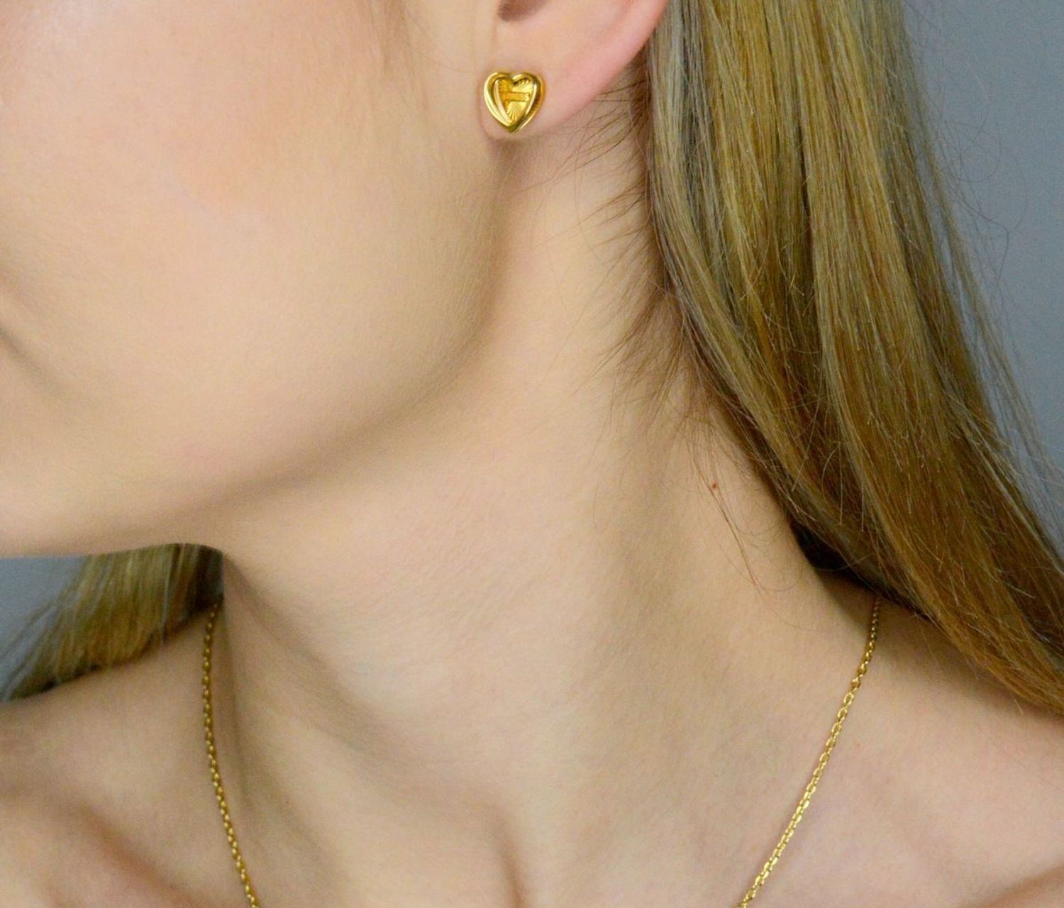 Kolczyki GUESS serca JUBE04612JWYGTU Złote Kolczyki damskie Guess przy uchu. Prezent na Walentynki. Kolczyki GUESS stalowe w kształcie serduszek..webp