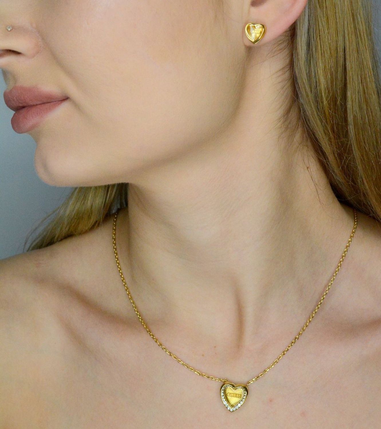 Kolczyki GUESS serca JUBE04612JWYGTU Złote Kolczyki damskie Guess przy uchu. Prezent na Walentynki. Kolczyki GUESS stalowe w kształcie serduszek..webp