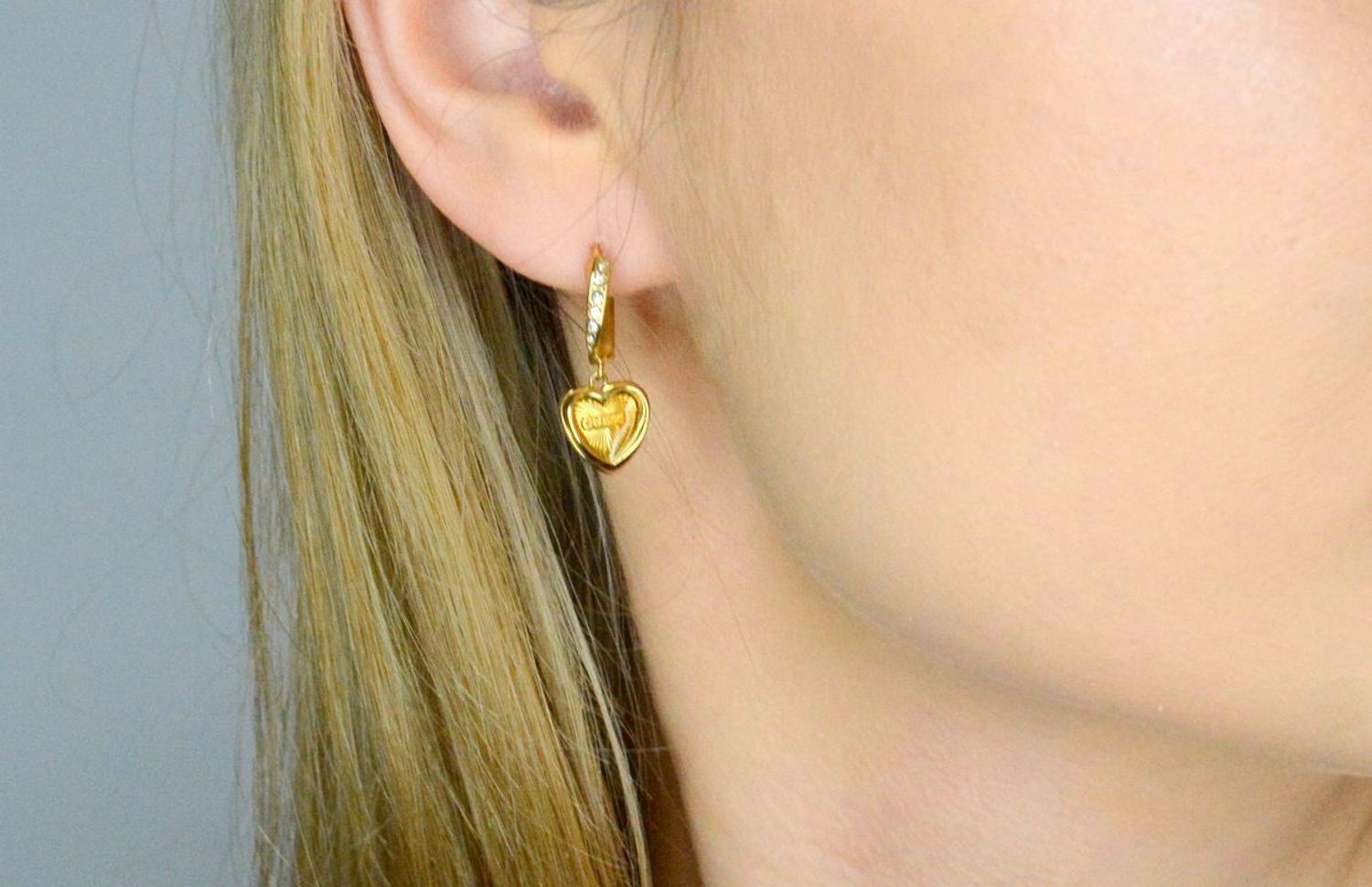 Kolczyki GUESS wiszące serca JUBE04615JWYGTU to błyszczące dodatki, które podkreślają piękno każdej użytkowniczki. Wykonane ze stali szlachetnej, ozdobione cyrkonią. 1.webp