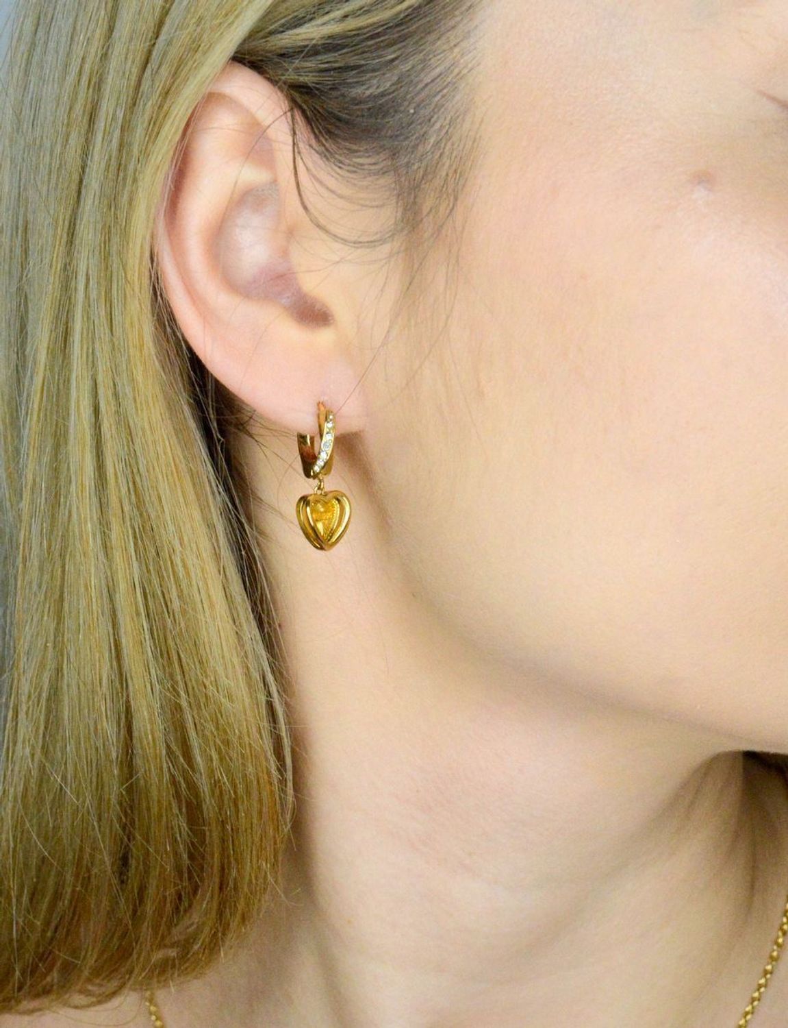 Kolczyki GUESS wiszące serca JUBE04615JWYGTU to błyszczące dodatki, które podkreślają piękno każdej użytkowniczki. Wykonane ze stali szlachetnej, ozdobione cyrkonią. 1.webp