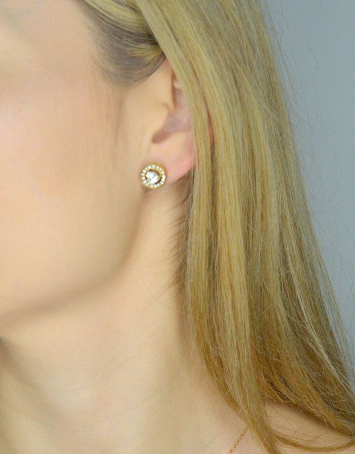 Kolczyki GUESS JUBE04669JWYGTU Damskie kolczyki marki Guess, model JUBE04669JWYGTU, to niewielki, aczkolwiek zauważalny dodatek. 1.webp