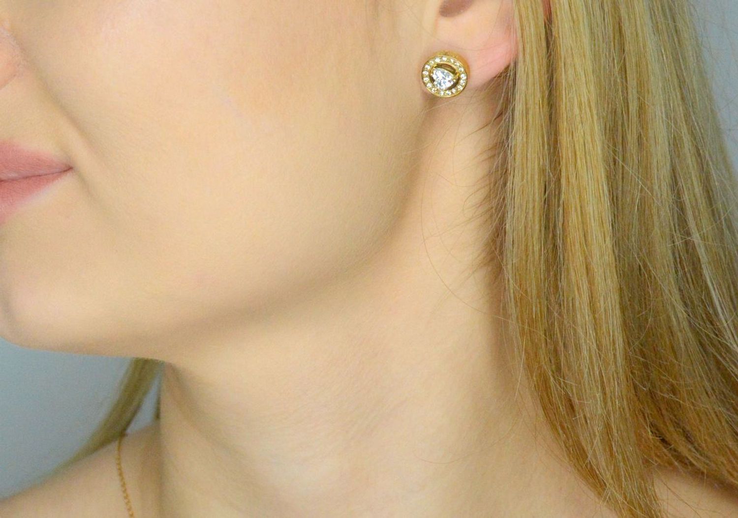 Kolczyki GUESS JUBE04669JWYGTU Damskie kolczyki marki Guess, model JUBE04669JWYGTU, to niewielki, aczkolwiek zauważalny dodatek. 1.webp