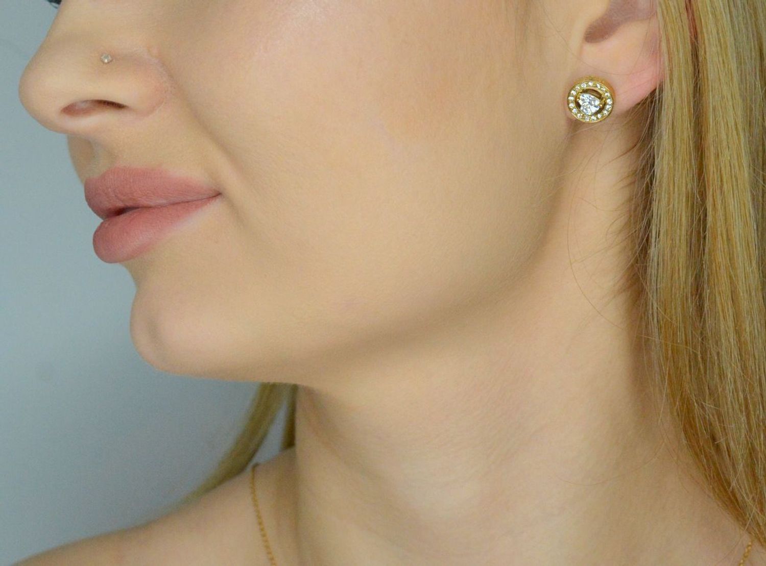 Kolczyki GUESS JUBE04669JWYGTU Damskie kolczyki marki Guess, model JUBE04669JWYGTU, to niewielki, aczkolwiek zauważalny dodatek. 1.webp