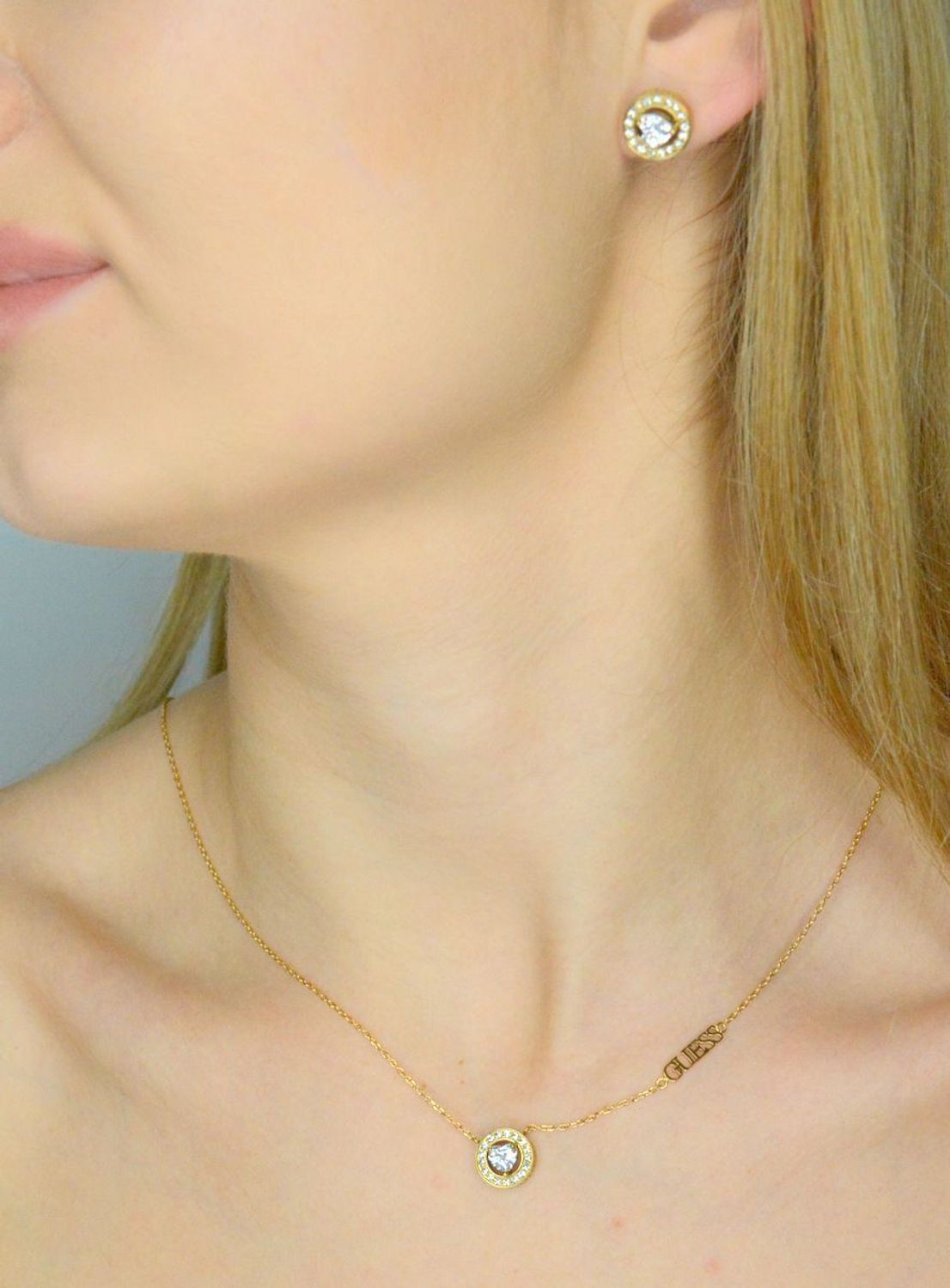 Kolczyki GUESS JUBE04669JWYGTU Damskie kolczyki marki Guess, model JUBE04669JWYGTU, to niewielki, aczkolwiek zauważalny dodatek. 1.webp