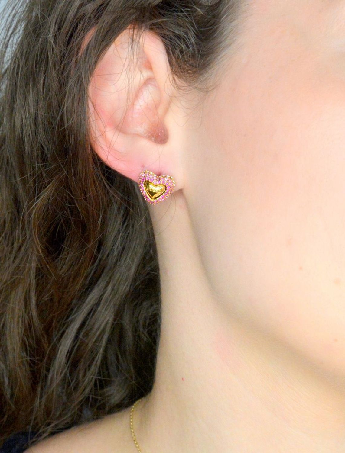 Kolczyki GUESS serca w cyrkonie różowe, JUBE05008JWYGPKT-U Kolczyki to błyszczące dodatki, które podkreślają piękno każdej użytkowniczki. Wykonane ze stali szlachetnej, ozdobione cyrkonią.1.jpg