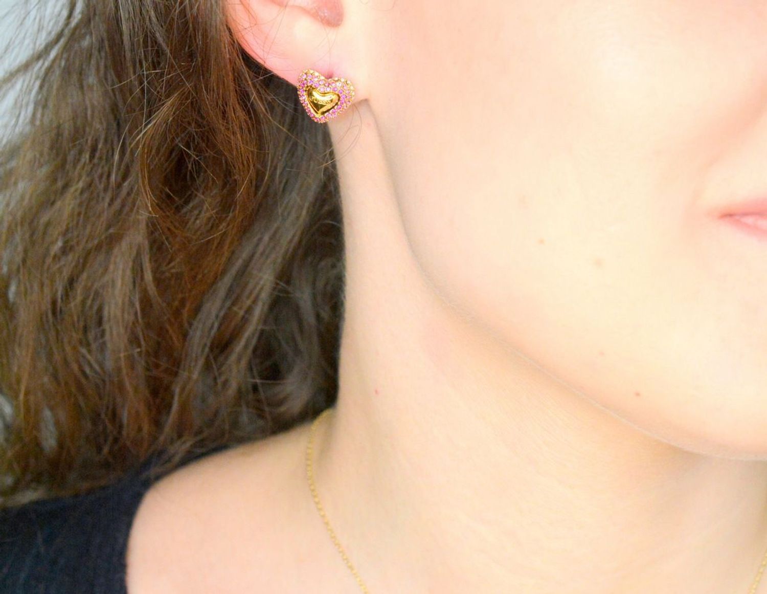 Kolczyki GUESS serca w cyrkonie różowe, JUBE05008JWYGPKT-U Kolczyki to błyszczące dodatki, które podkreślają piękno każdej użytkowniczki. Wykonane ze stali szlachetnej, ozdobione cyrkonią.1.jpg