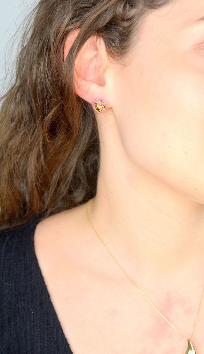 Kolczyki GUESS serca w cyrkonie różowe, JUBE05008JWYGPKT-U Kolczyki to błyszczące dodatki, które podkreślają piękno każdej użytkowniczki. Wykonane ze stali szlachetnej, ozdobione cyrkonią.1.jpg